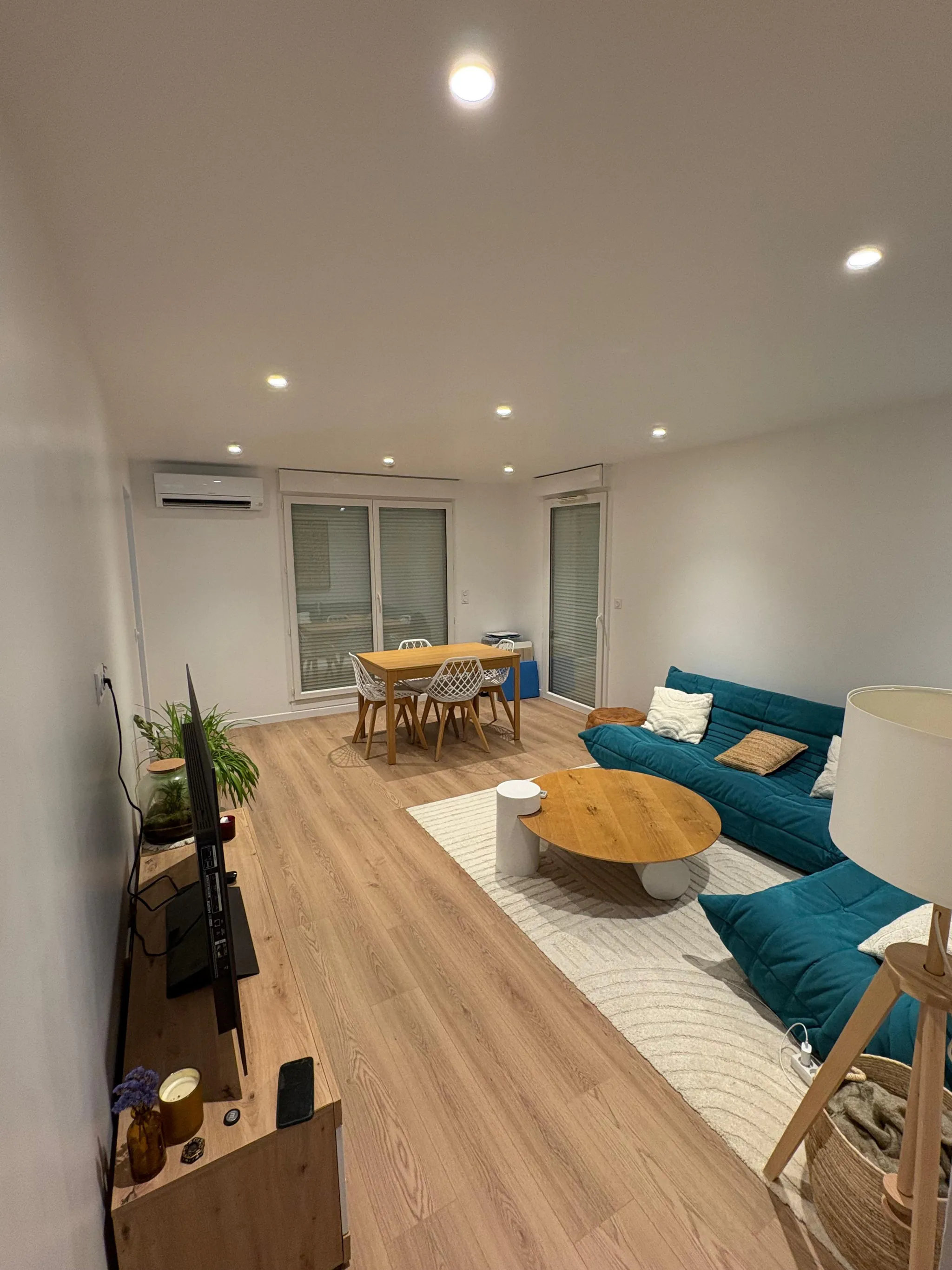 Séjour de l'appartement rénové à Aix-en-Provence, spots encastrés au plafond