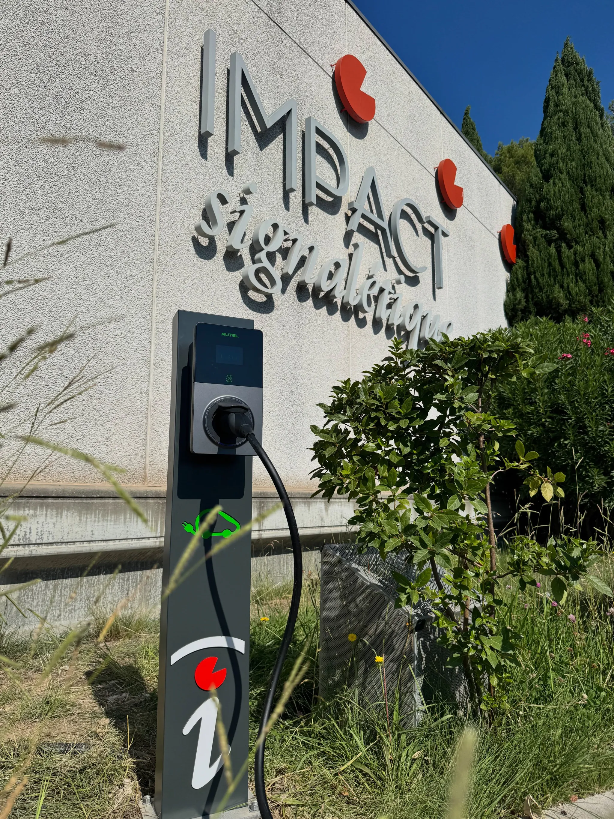 Borne 22 kW sur un pied fabriqué sur mesure, à Marseille