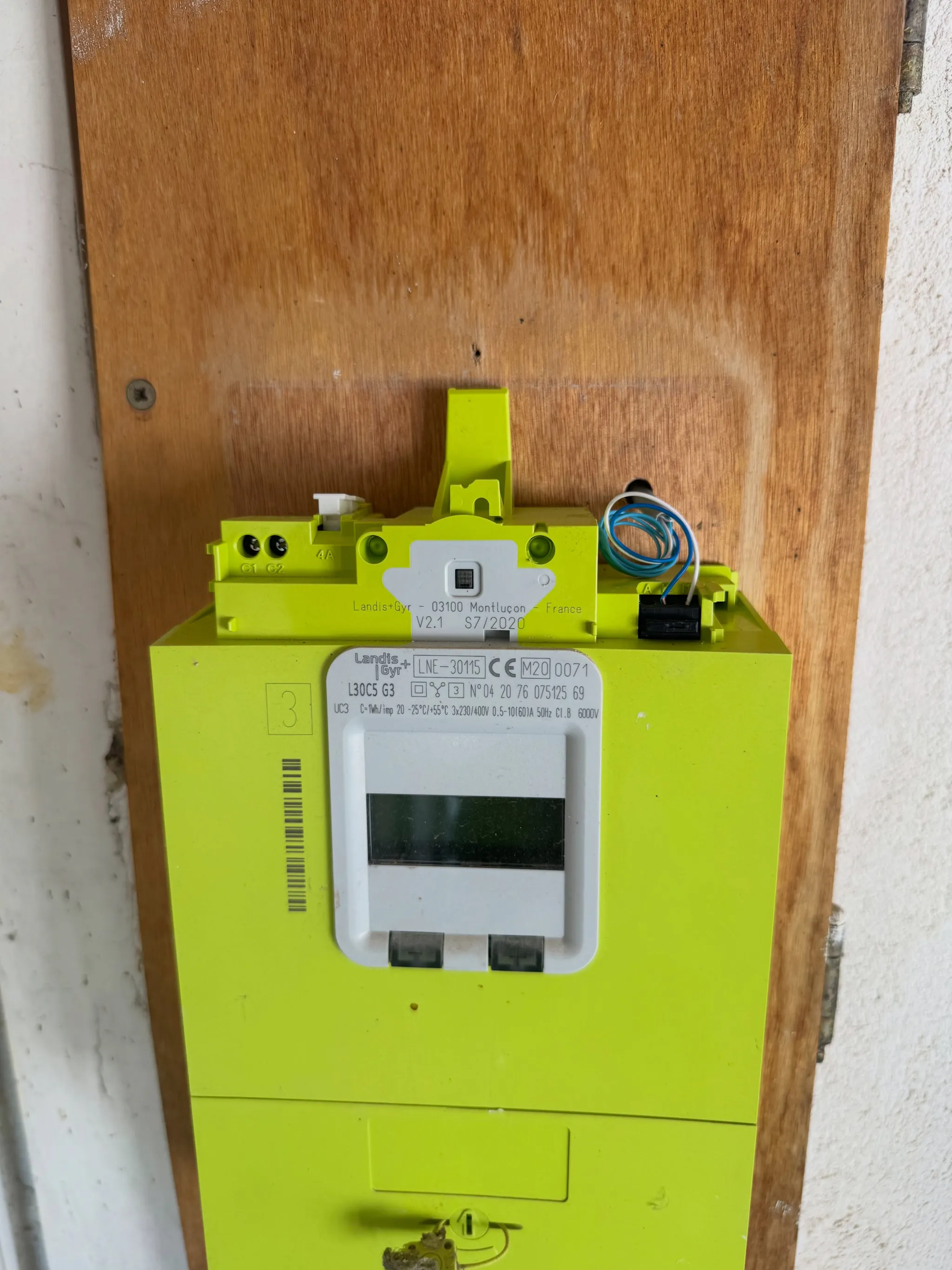 Compteur Linky relié à la borne par le câble de téléreport