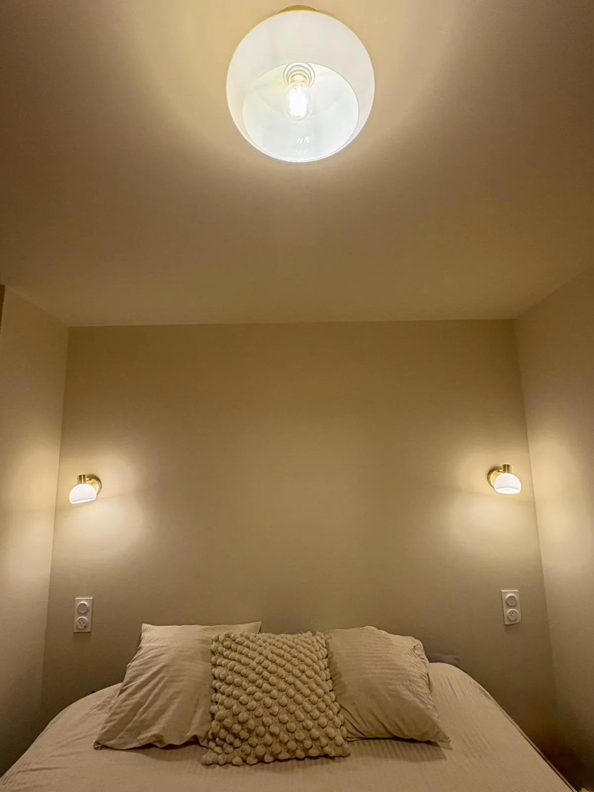 Chambre rénovée, appliques de chaque côté du lit