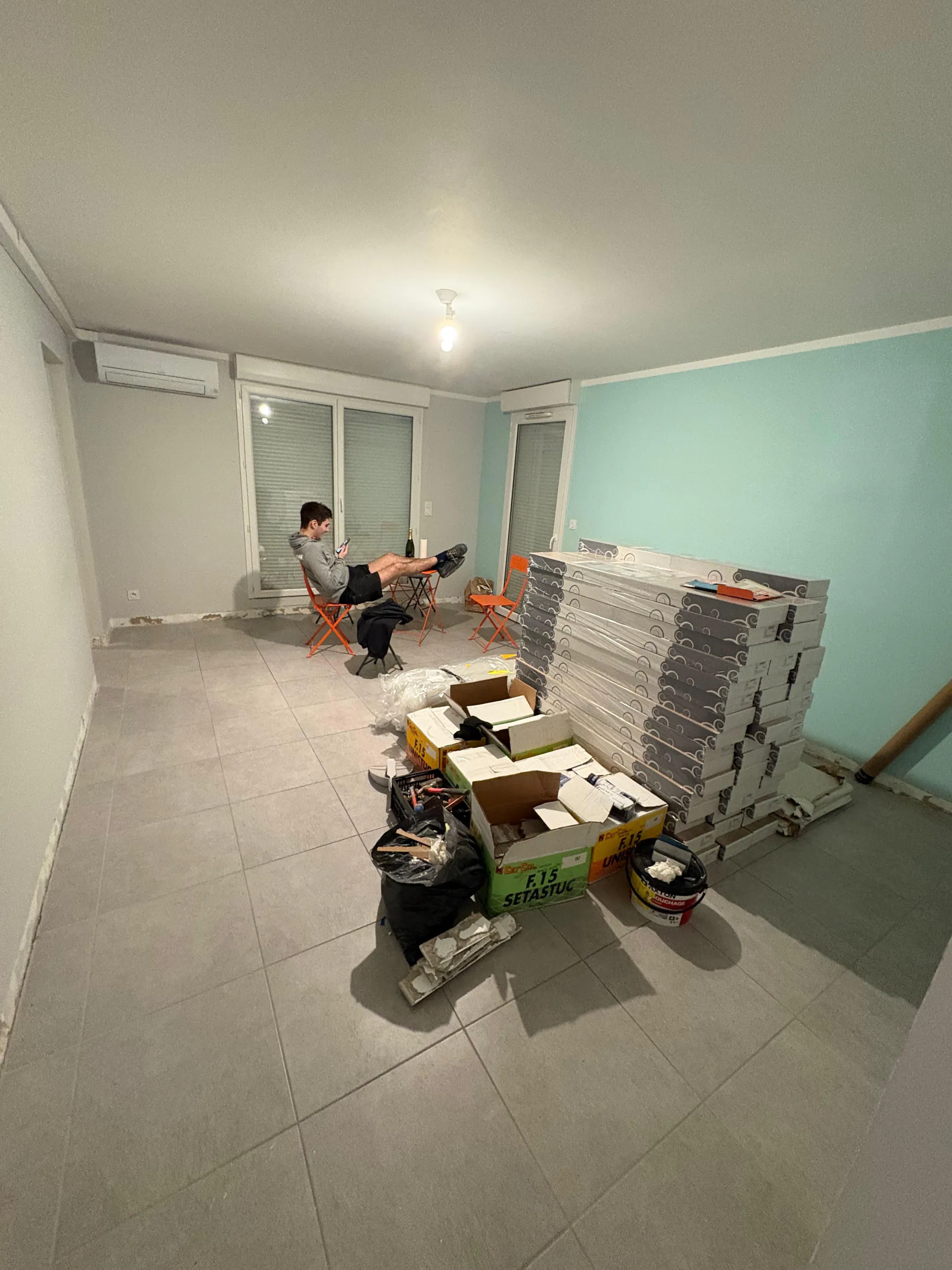 Avant : la pièce de vie d'un appartement à Aix-en-Provence en plein chantier