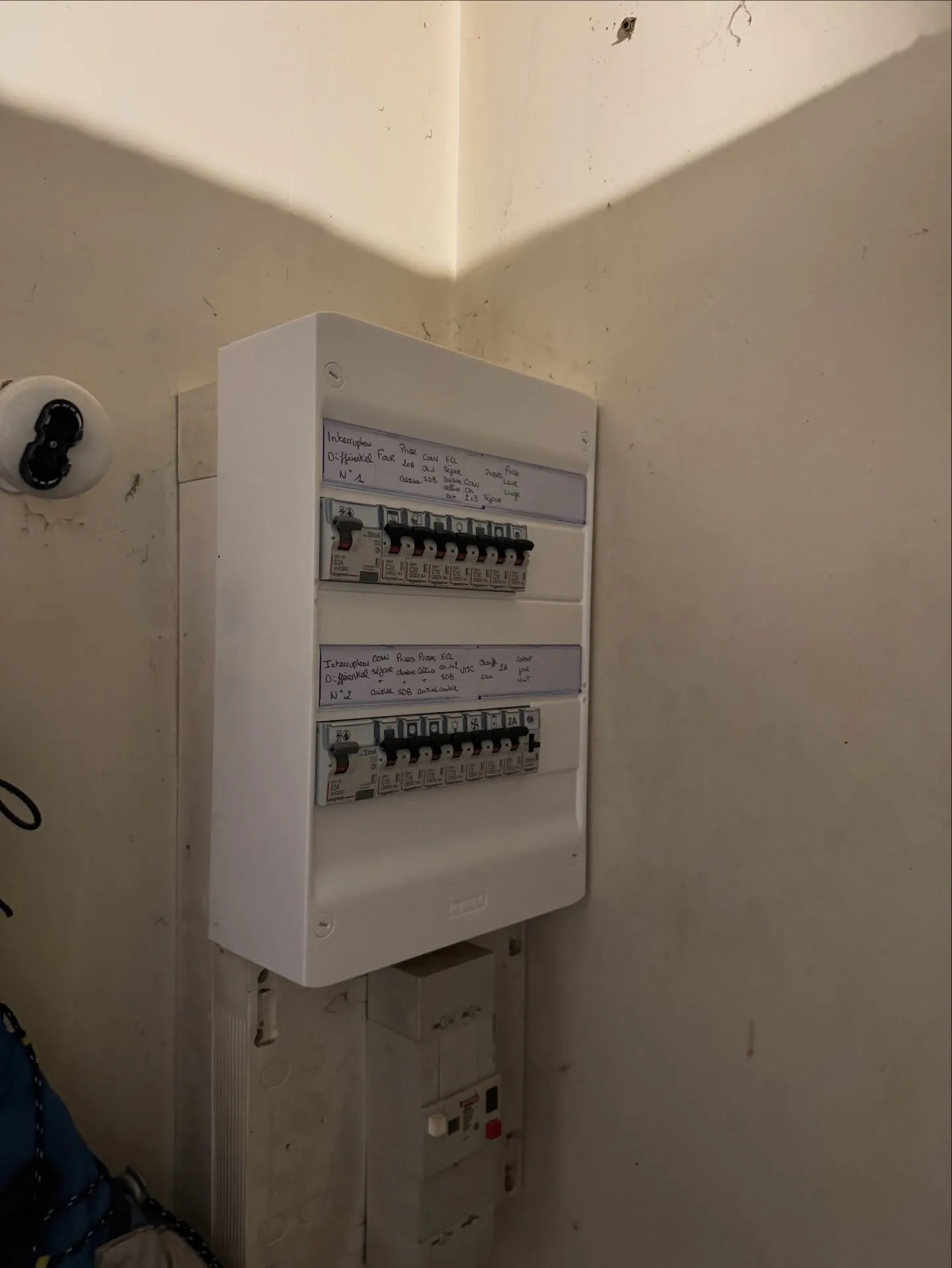 Nouveau tableau électrique en place après la remise aux normes, à Gréasque