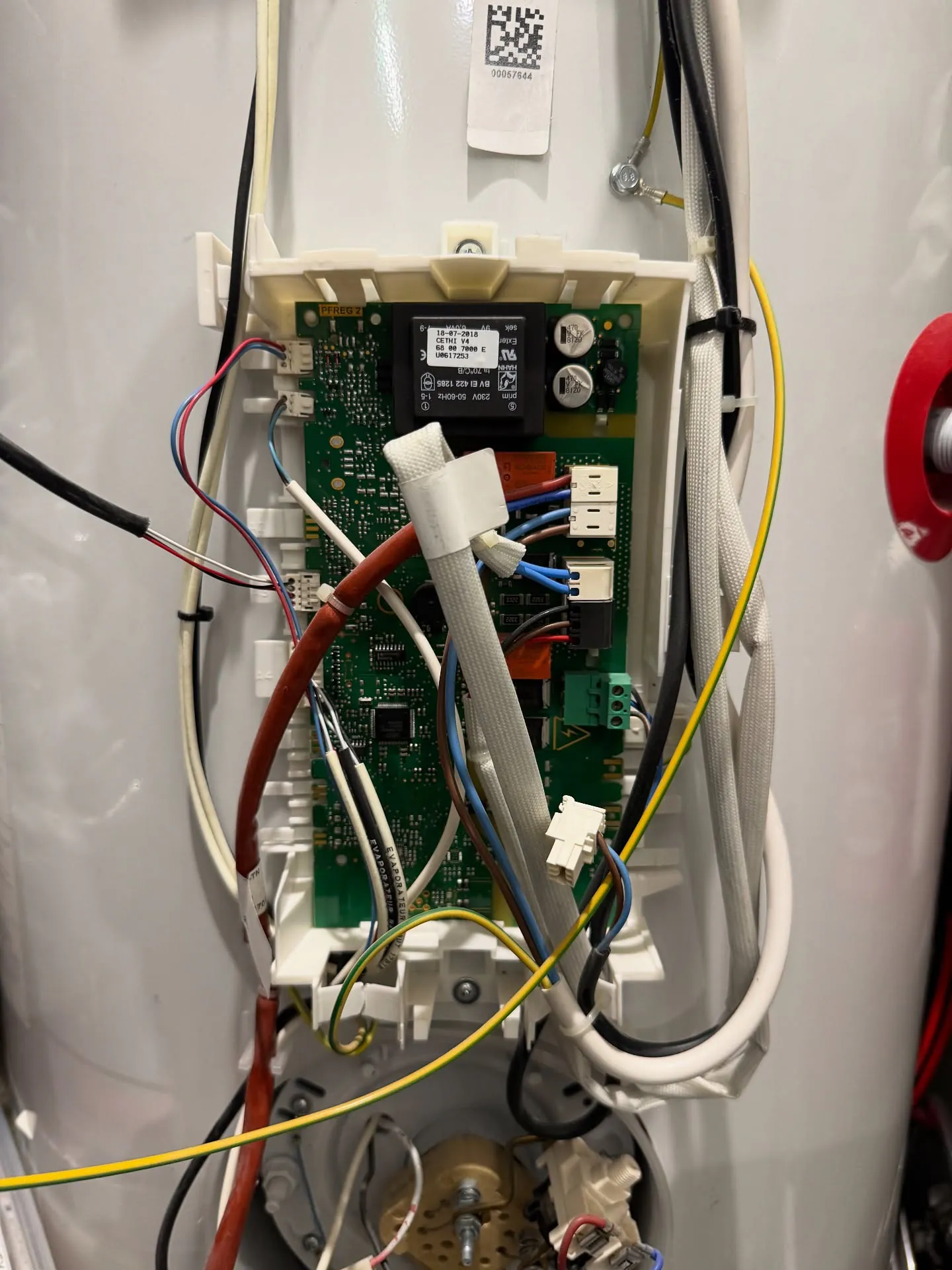 Carte électronique d'un chauffe-eau thermodynamique en dépannage, à Fuveau