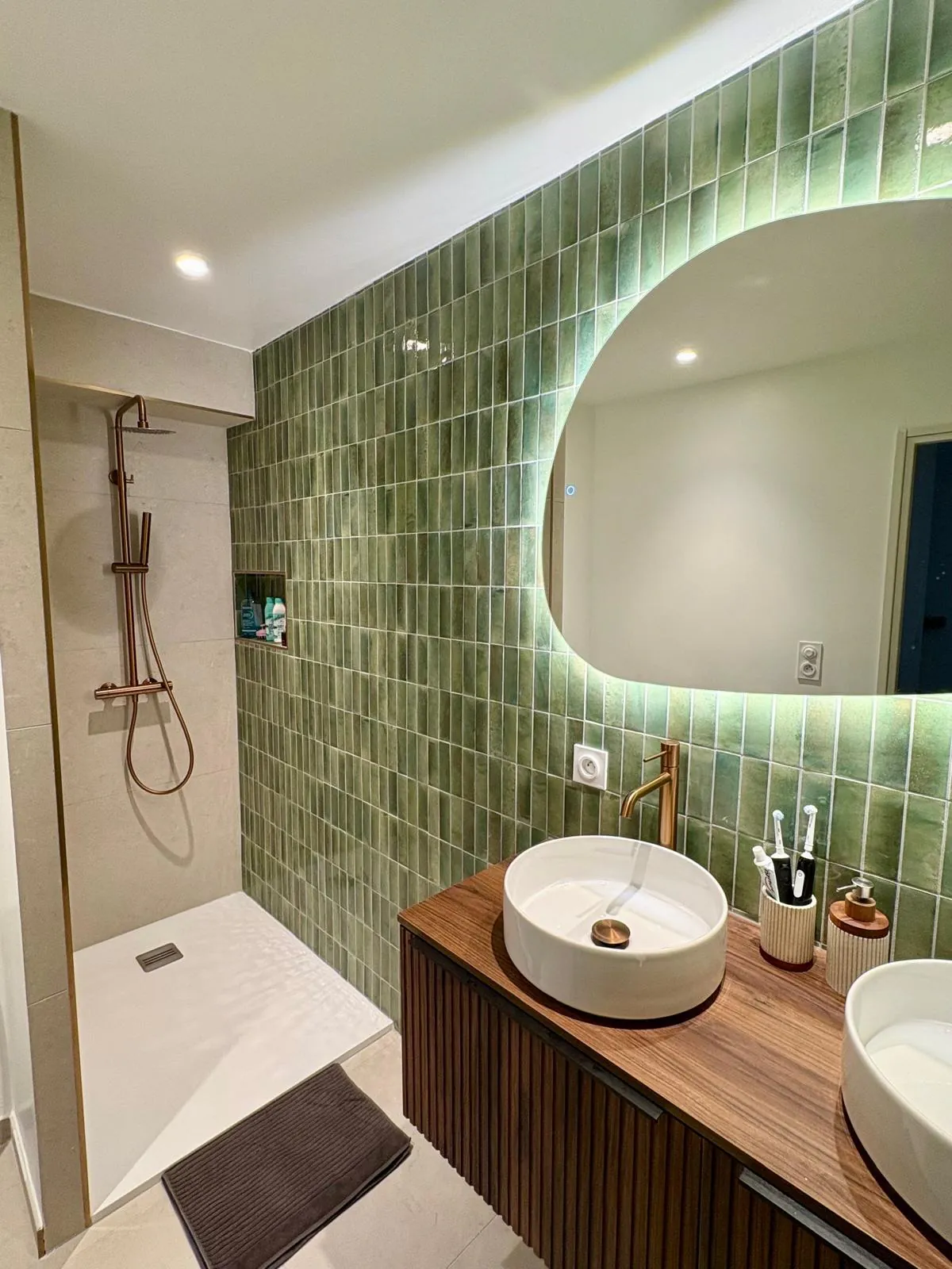 Après : salle d'eau rénovée, miroir rétroéclairé