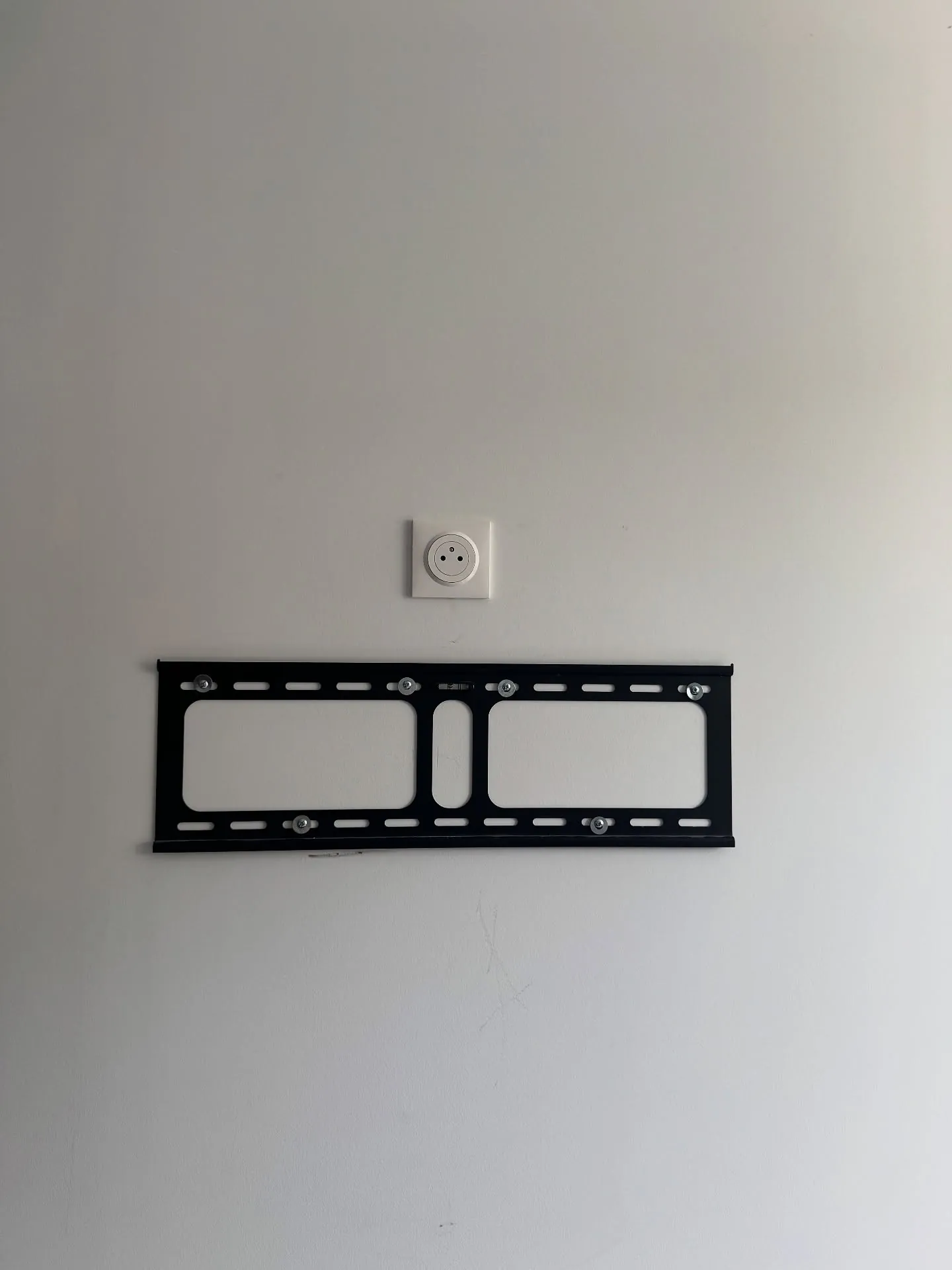 Prise posée au-dessus d'un support TV, à Simiane-Collongue