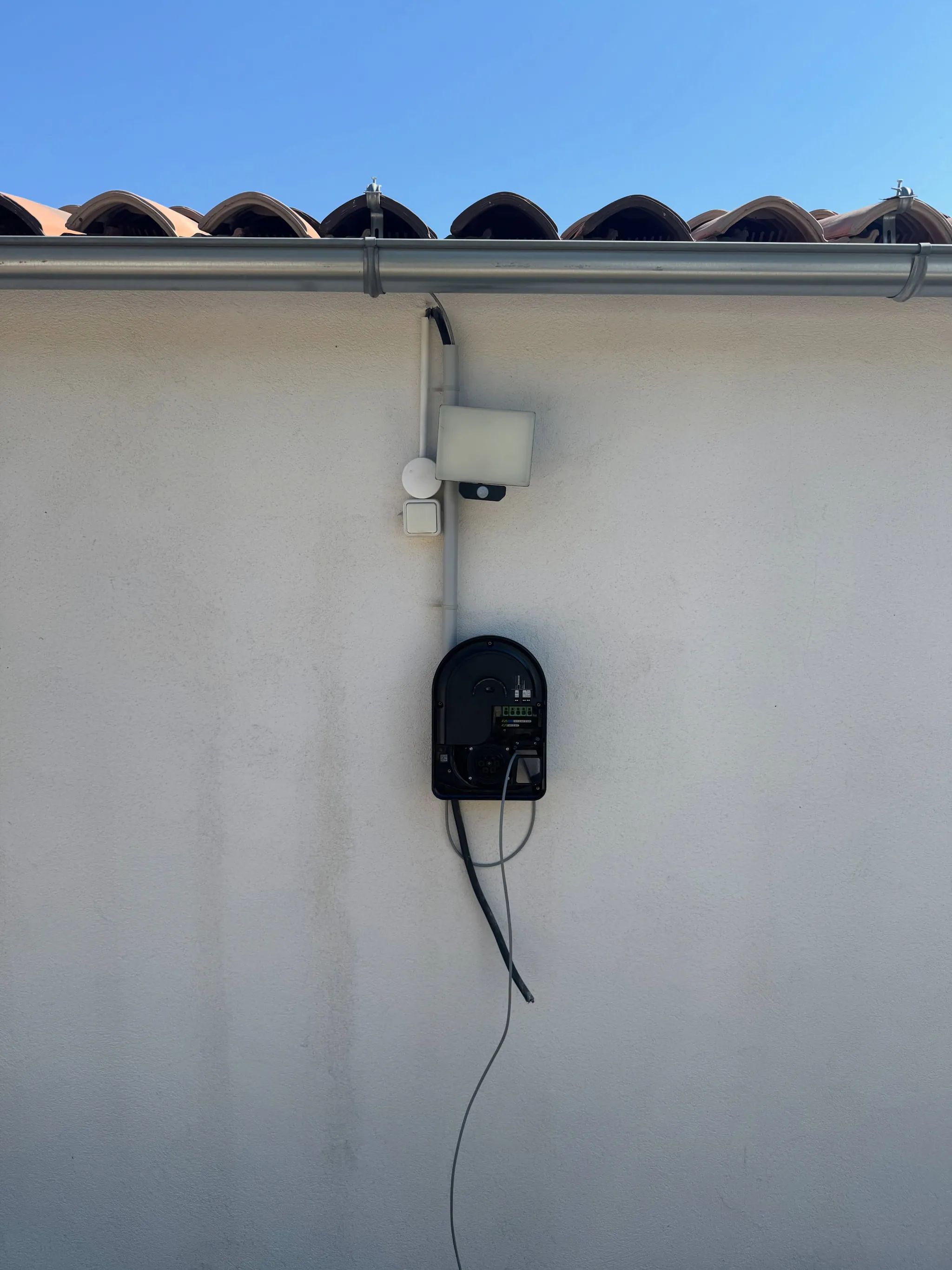 Borne murale Schneider posée sur une façade à Fuveau