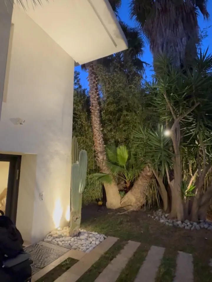 Jardin d'une villa du Prado éclairé à la tombée de la nuit