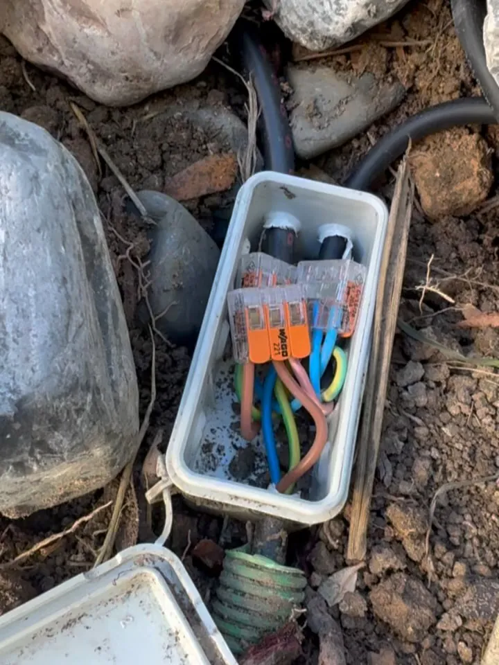 Boîte de dérivation étanche remplie de gel