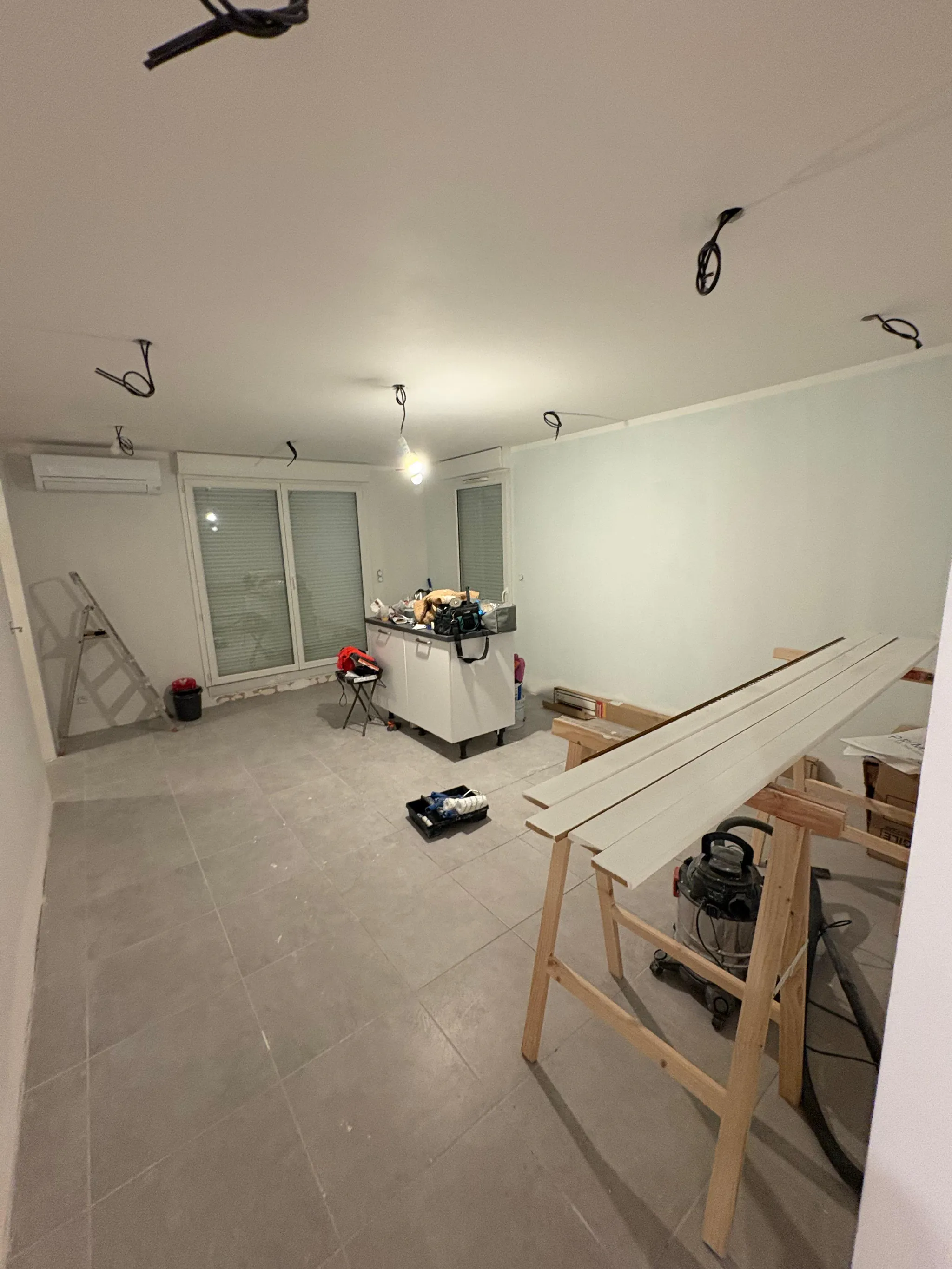 Séjour en cours de rénovation électrique, à Aix-en-Provence