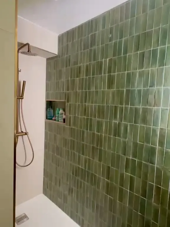 Douche avec niche éclairée