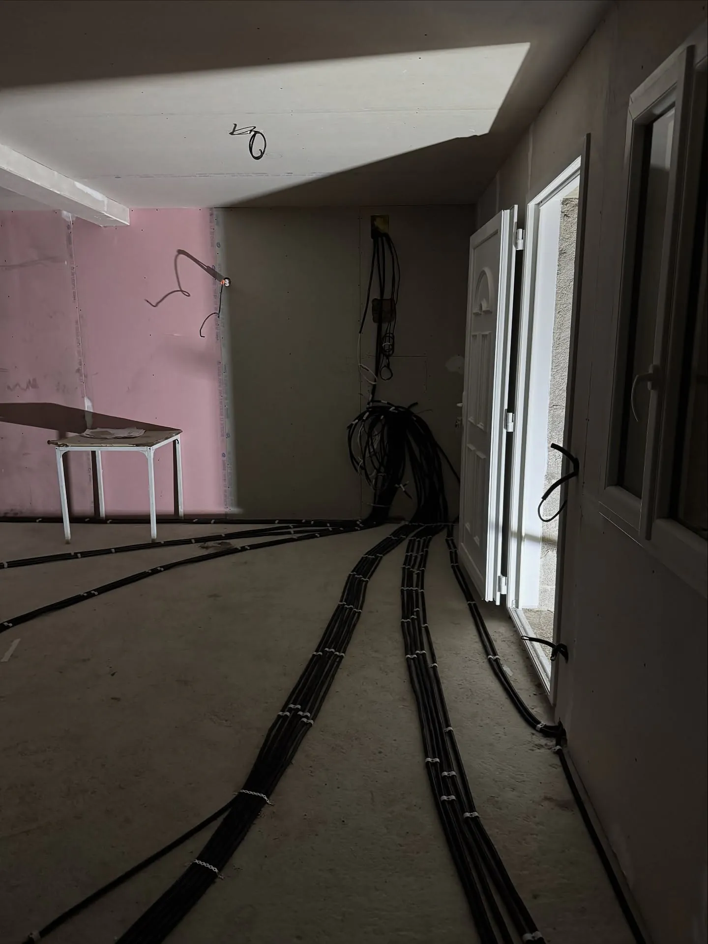 Gaines en attente dans une pièce avant le placo