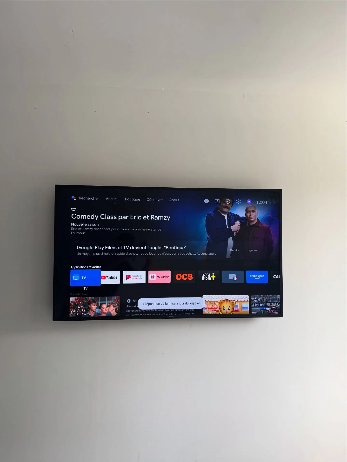 Prise posée derrière le support TV, sans câble apparent, à Simiane-Collongue