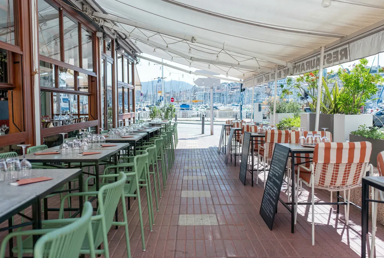 Restaurant Au Bout Du Quai au bord du Vieux-Port de Marseille, vue sur le port
