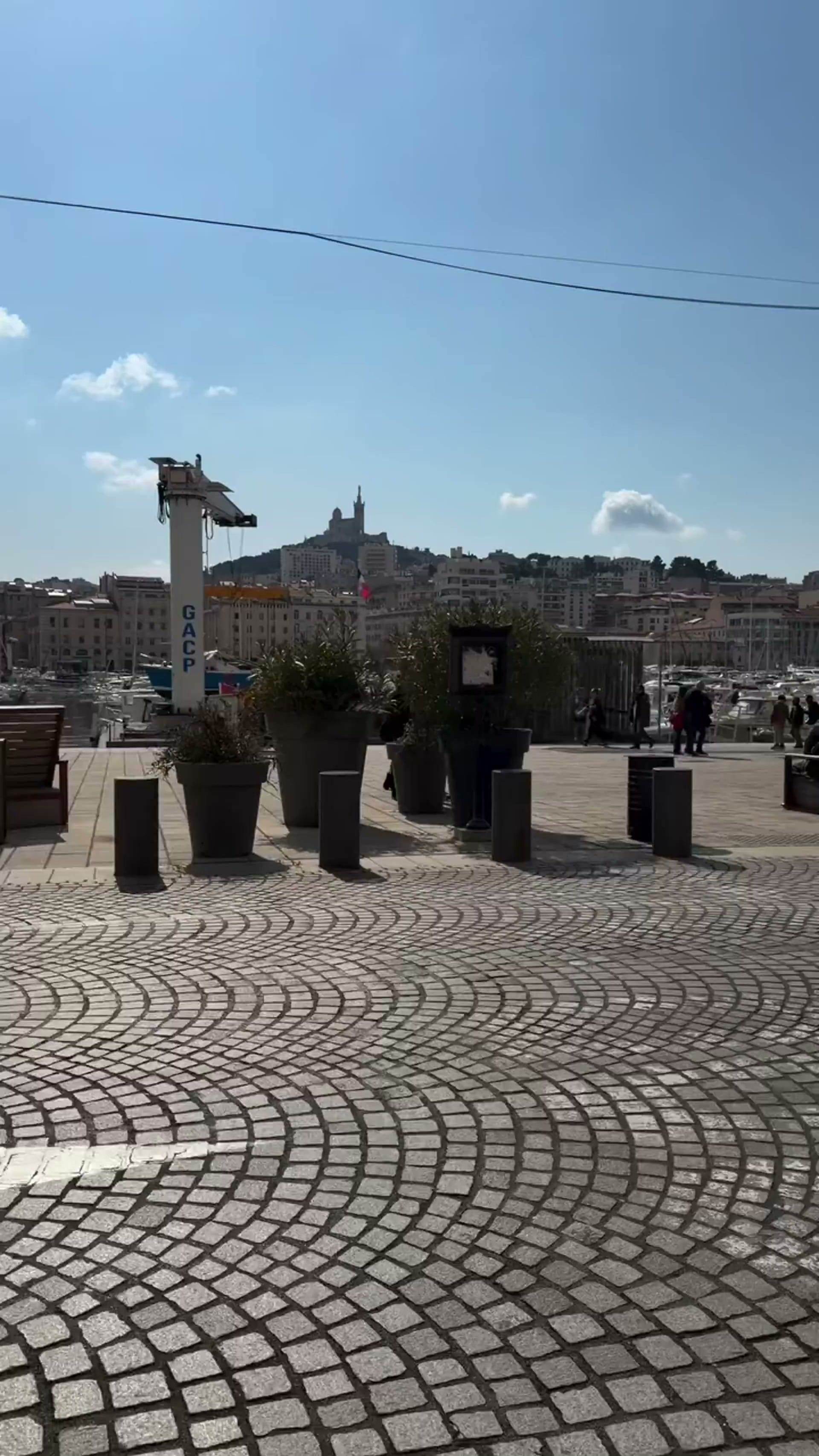Restaurant Au Bout Du Quai, terrasse face au Vieux-Port de Marseille au coucher du soleil