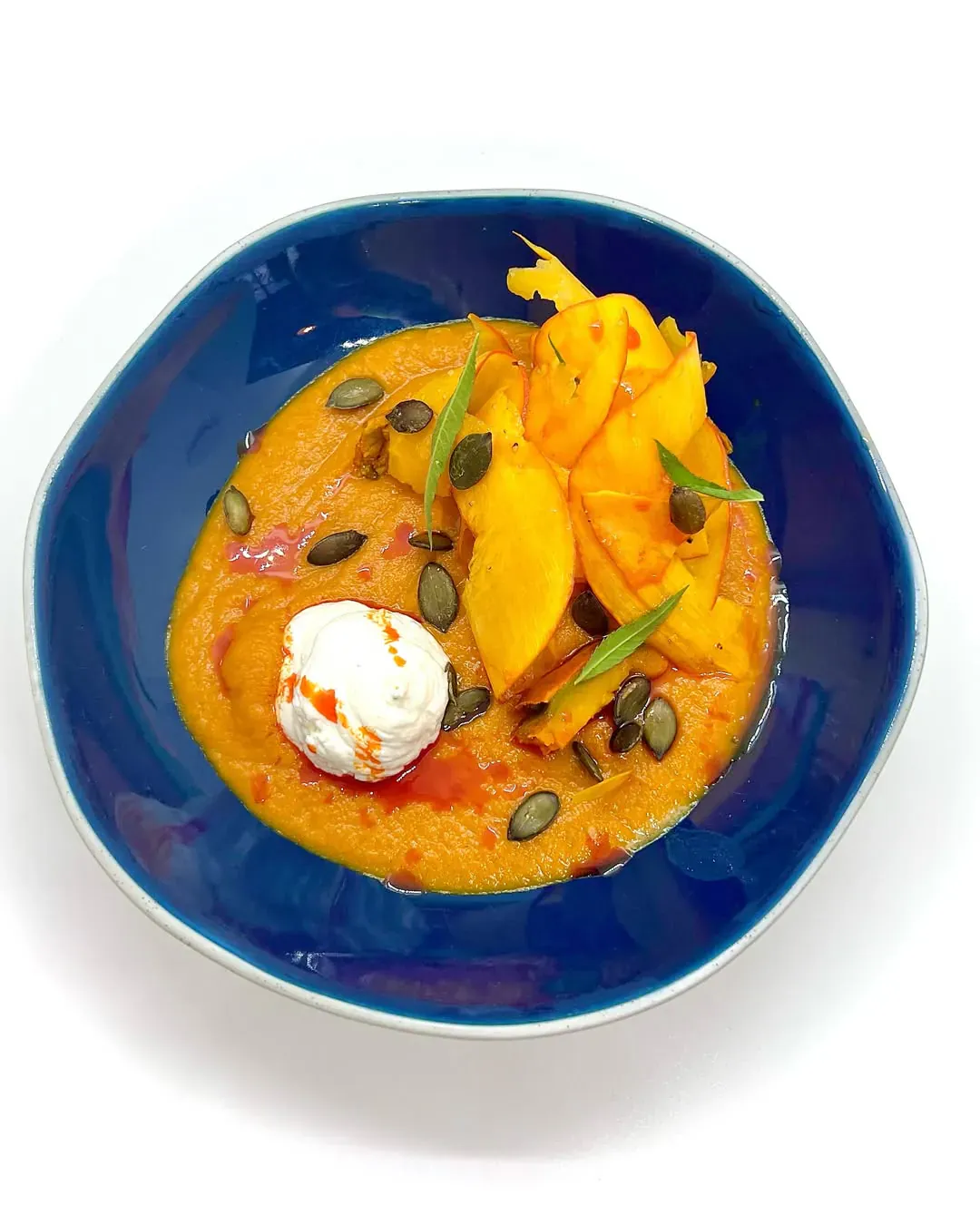 Assiette de saveurs méditerranéennes préparée maison au restaurant à Marseille