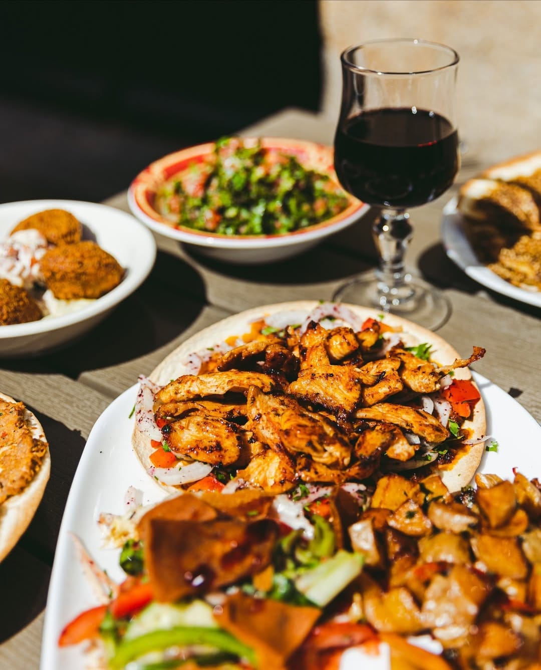 Assiette de chich taouk avec verre de vin