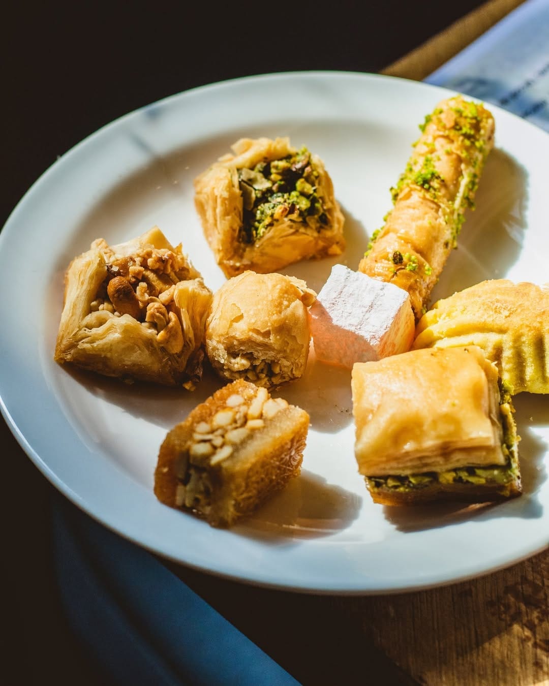 Assortiment de pâtisseries libanaises sur fond sombre