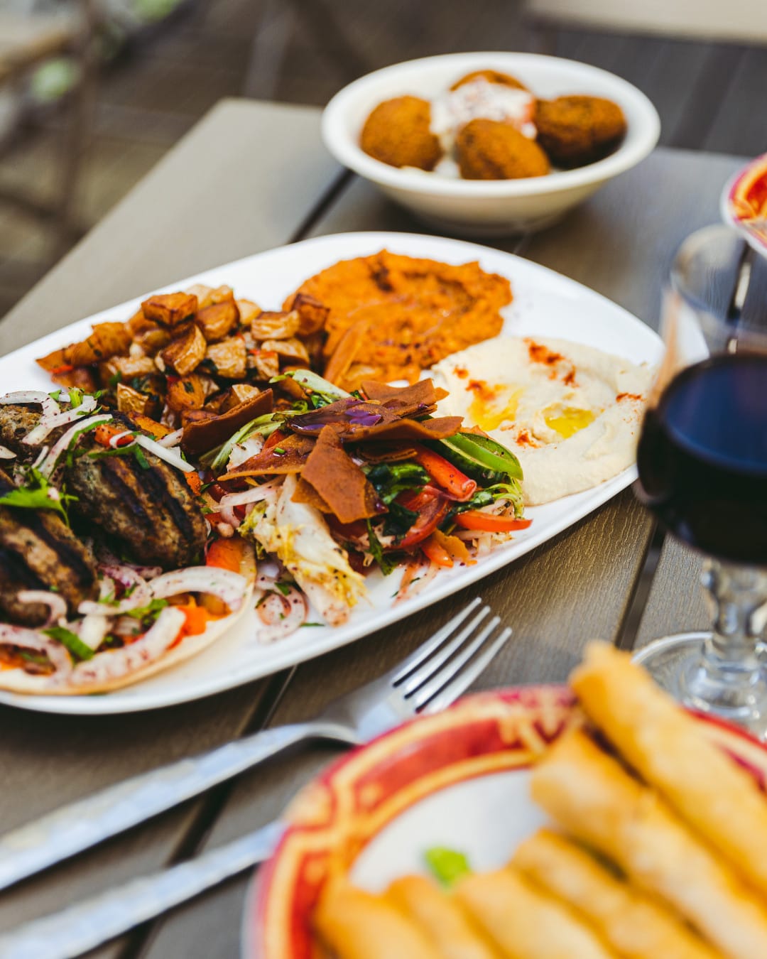 Assiette de kafta avec mezzés en accompagnement