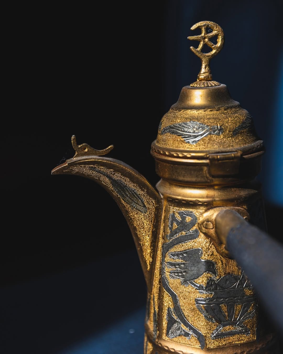 Dallah dorée libanaise sur fond sombre