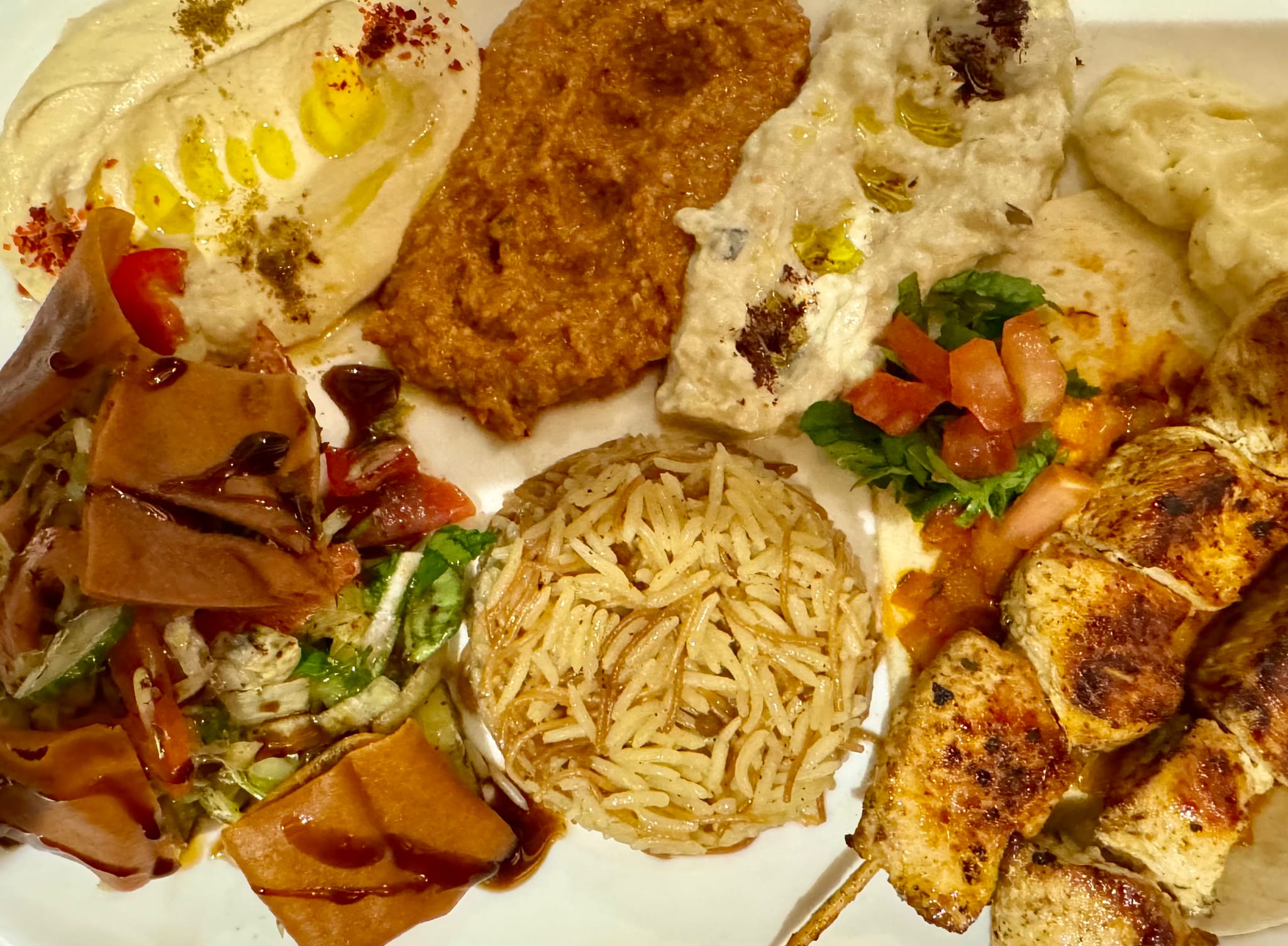 Chich Tawouk, Brochettes de blanc de poulet marinées aux épices douces., fait maison au Cèdre, restaurant libanais à Nantes