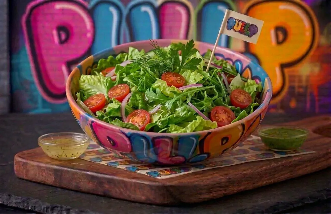 Salade mélangée — Mesclun de saison, tomates cerises, vinaigrette maison.
