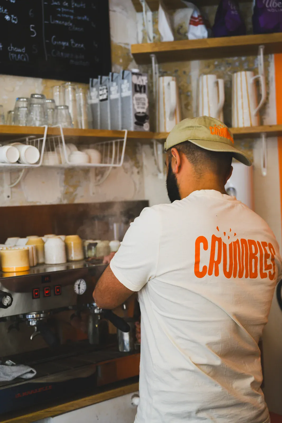 Barista préparant un espresso pour un dirty chai au comptoir Crumbles