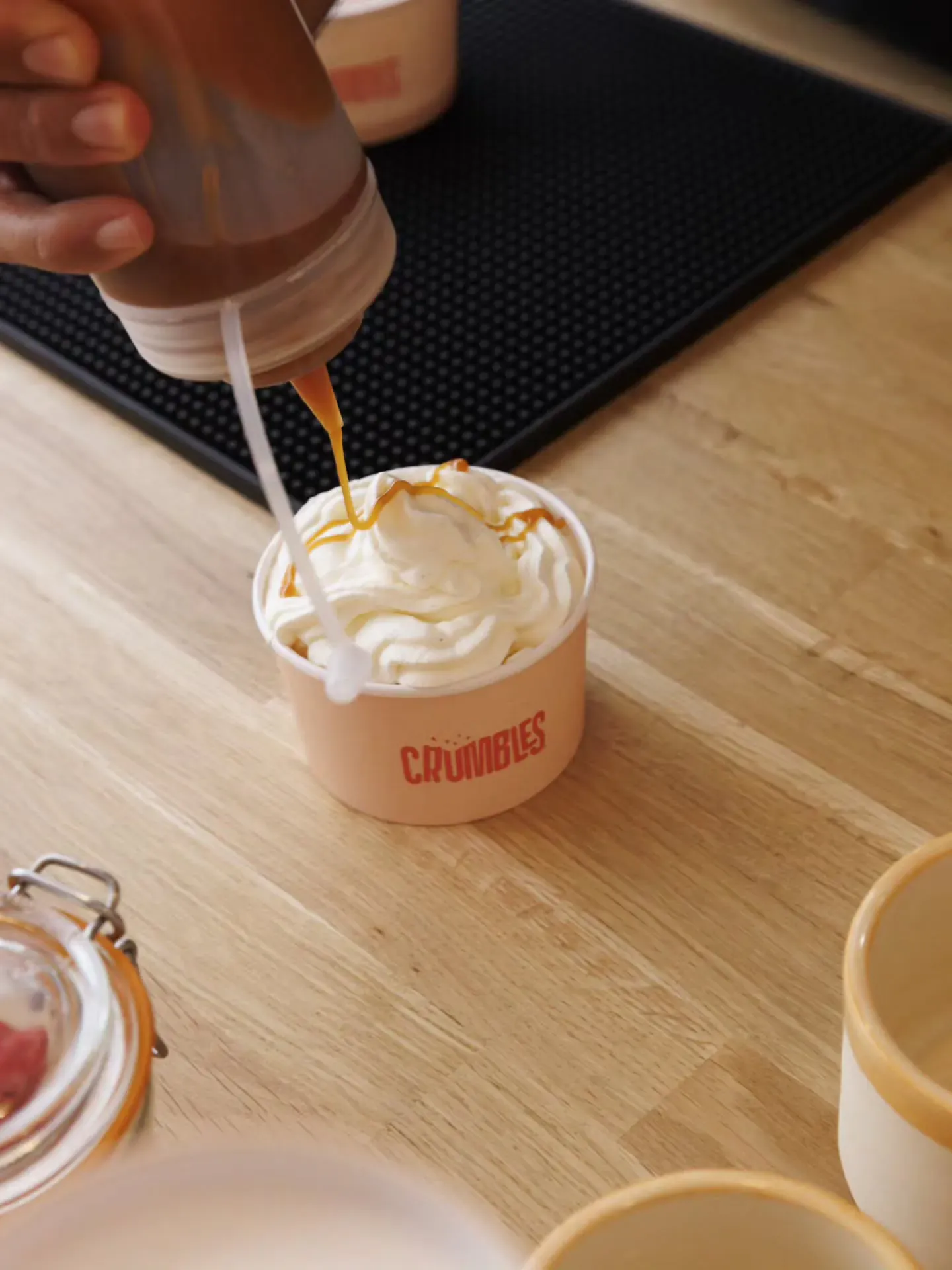Caramel qui coule sur un pot céramique