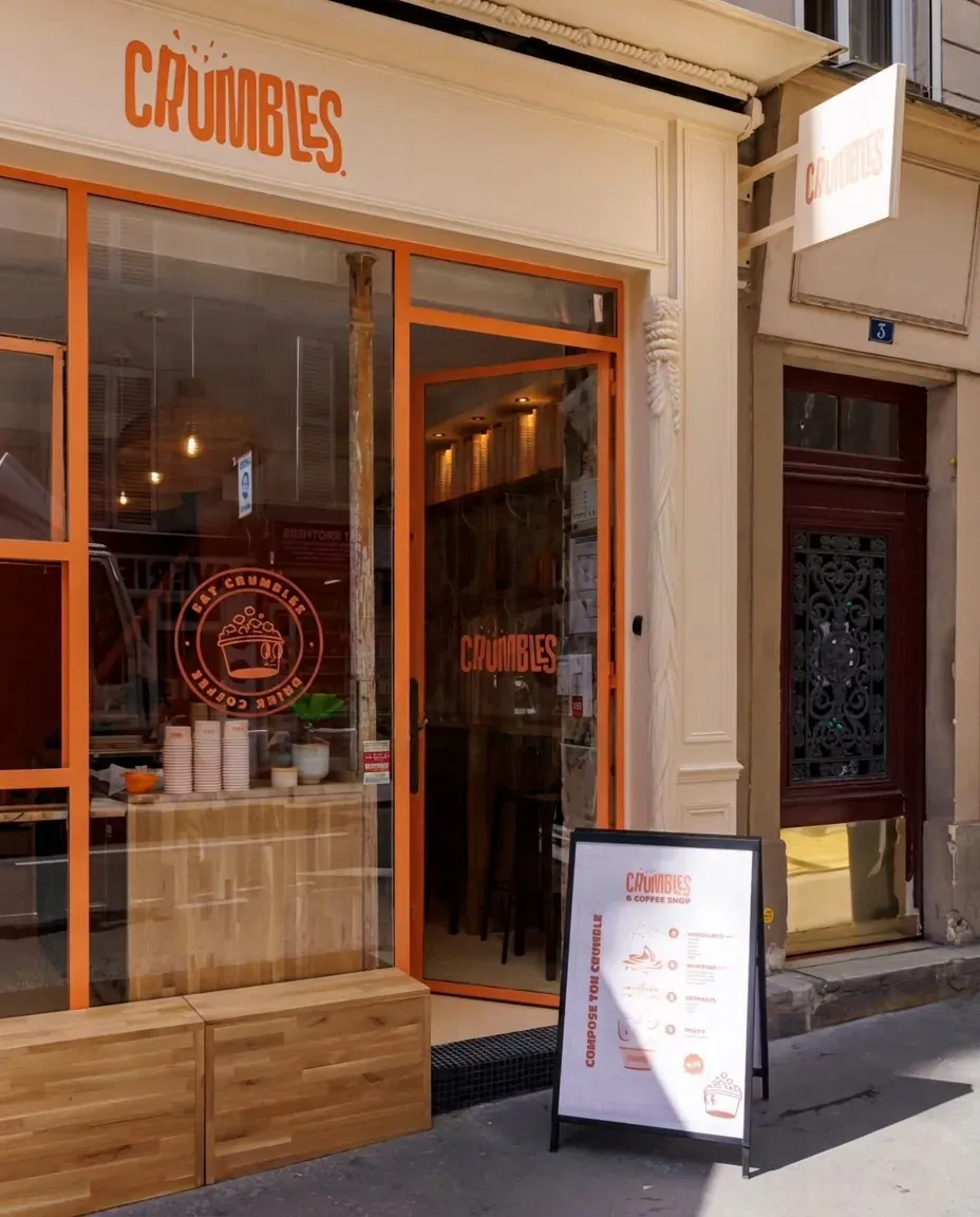 Devanture orange de Crumbles rue Pierre Fontaine, menuiserie peinte à la main