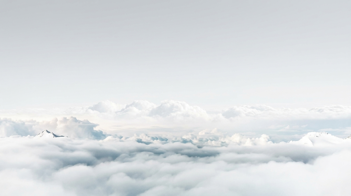 Panorama de nuages au-dessus des sommets, image d'apaisement pour évoquer la prise de recul