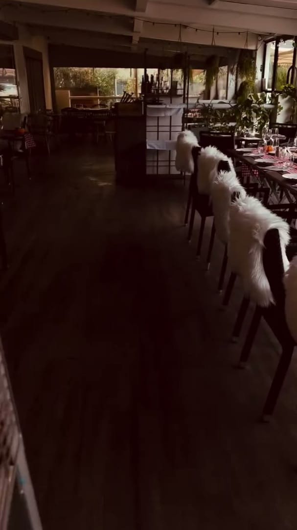 La salle de La Paillote en soirée, lumières tamisées