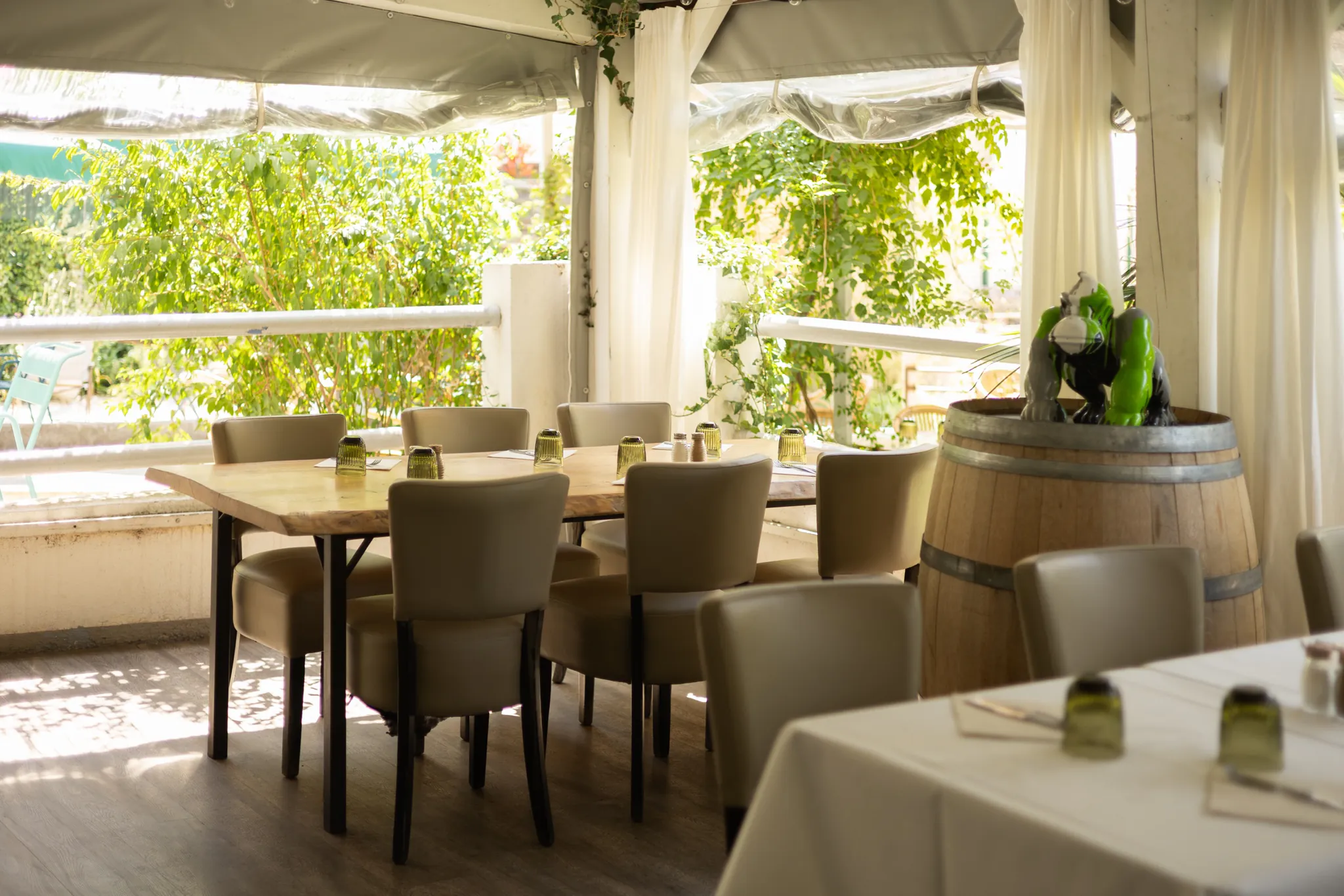 Terrasse ombragée de La Paillote, table dressée sous la tonnelle