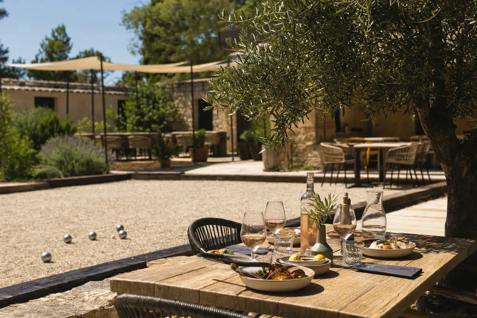 Allier pétanque et bon repas près d'Aix : le combo convivial des Milles