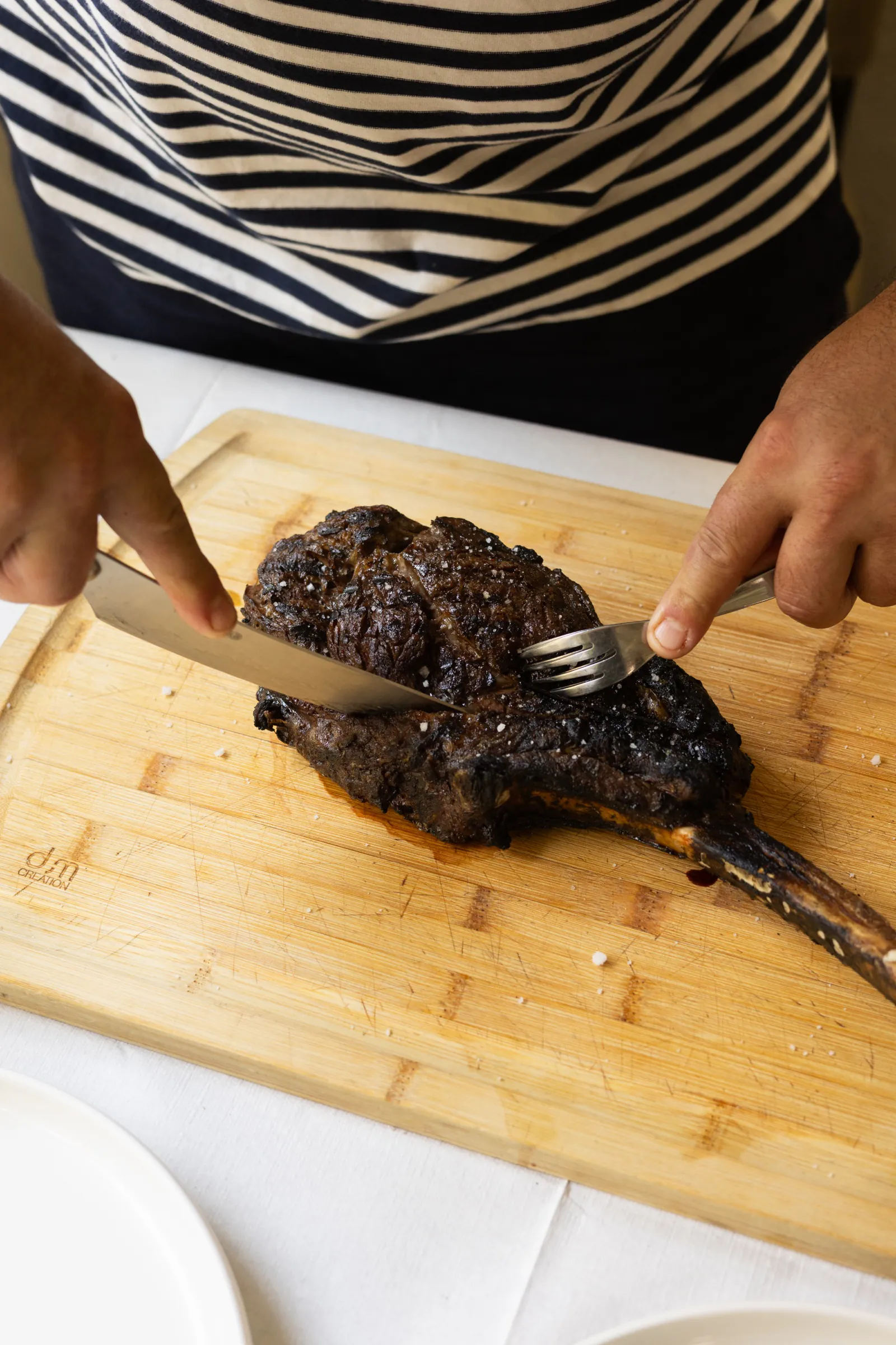Découpe de la côte de bœuf tomahawk en salle