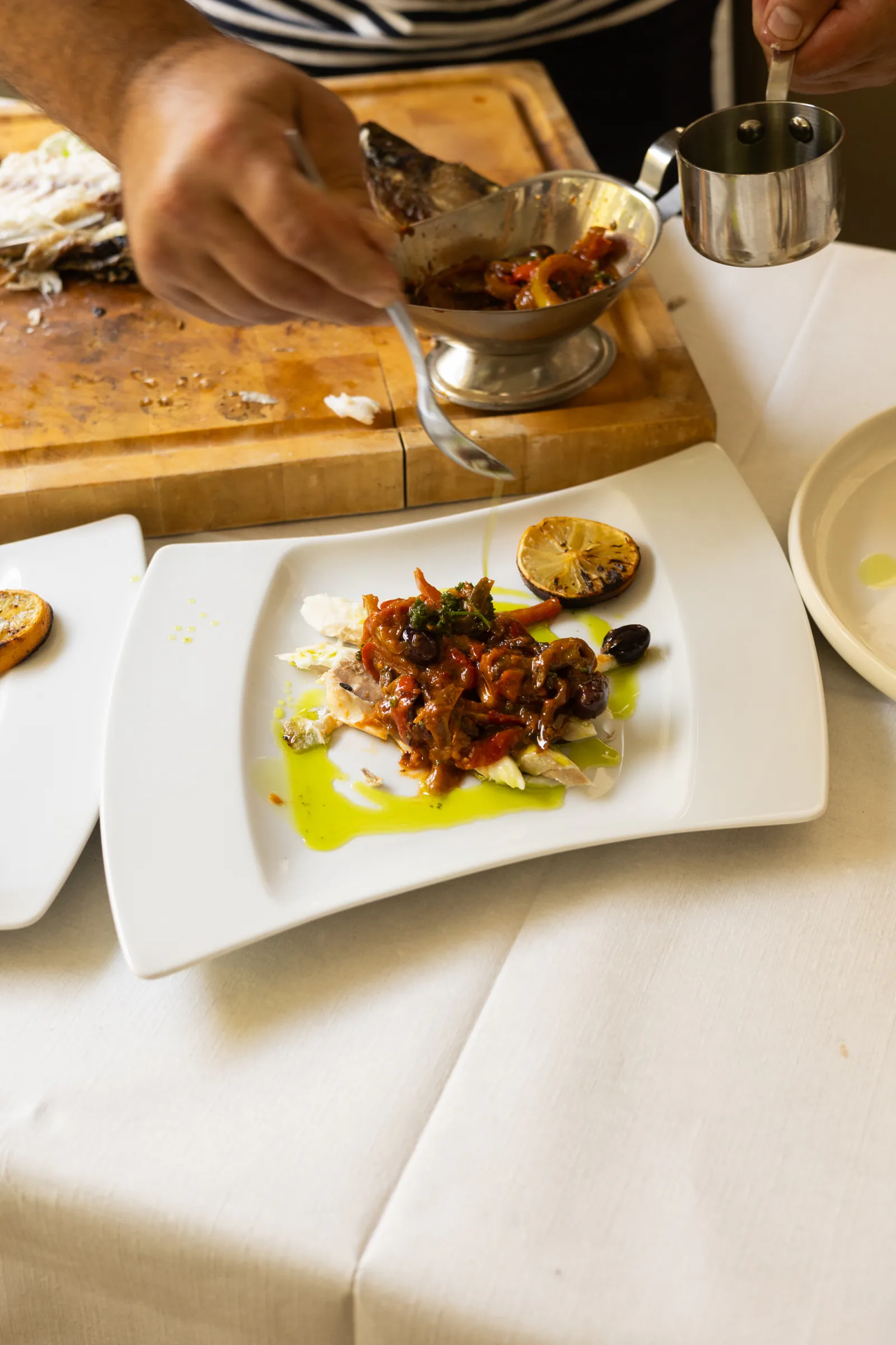 Le chef dresse une assiette au pass