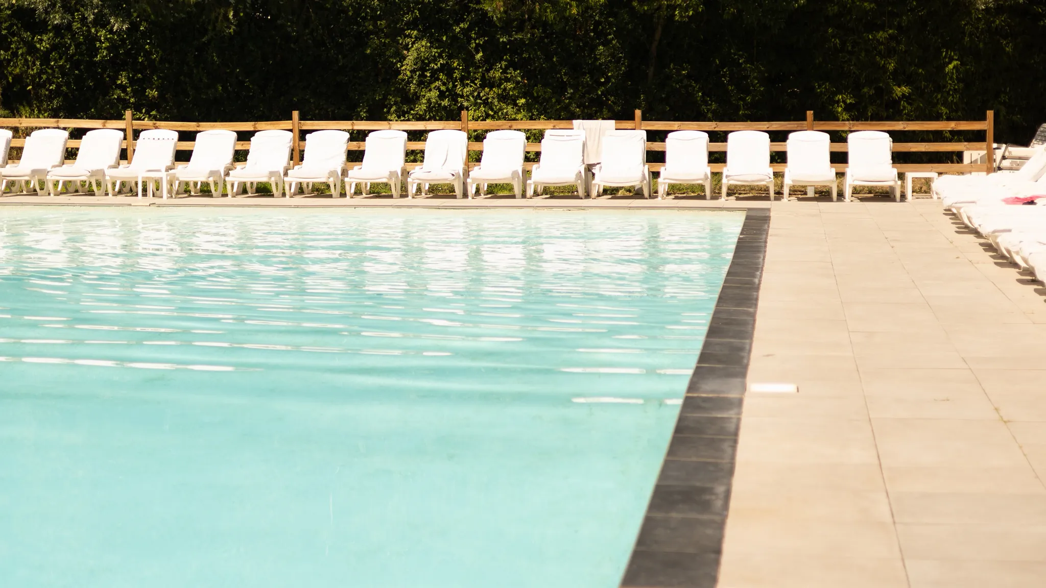 Piscine bordée de transats blancs au Domaine de la Parade, restaurant piscine à Aix-en-Provence