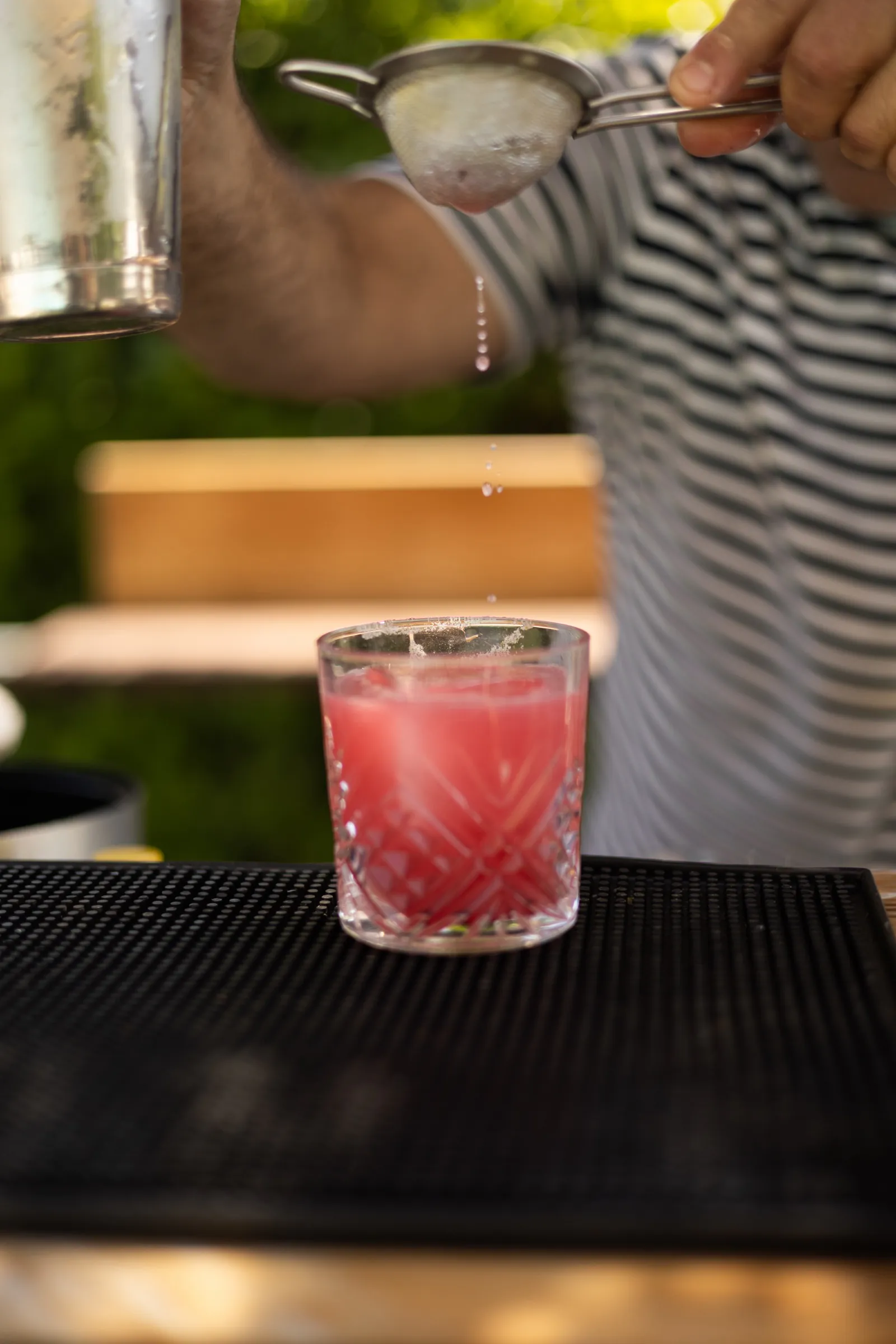 Filtrage d'un cocktail rosé au bar