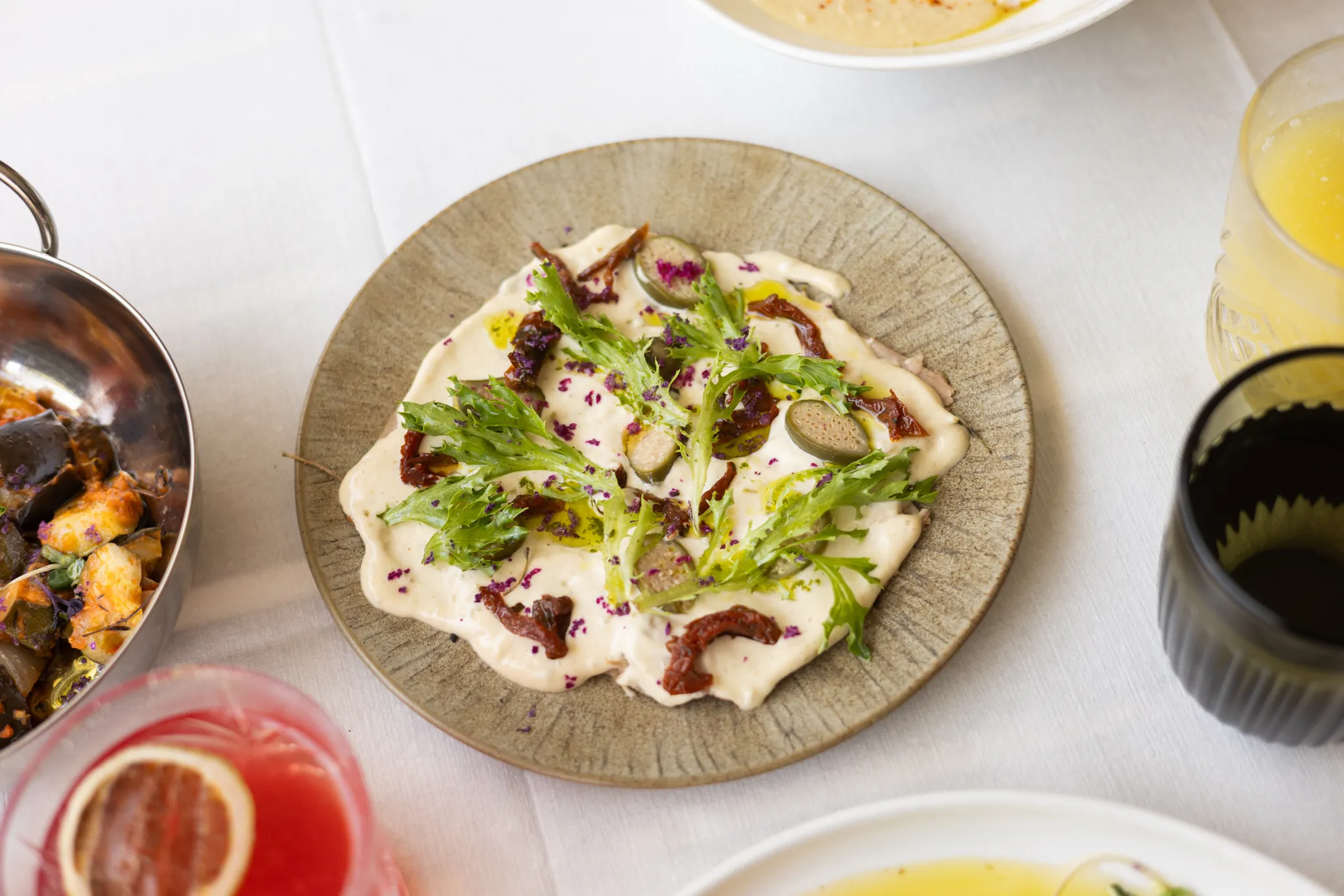 Carpaccio dressé sur une assiette de grès