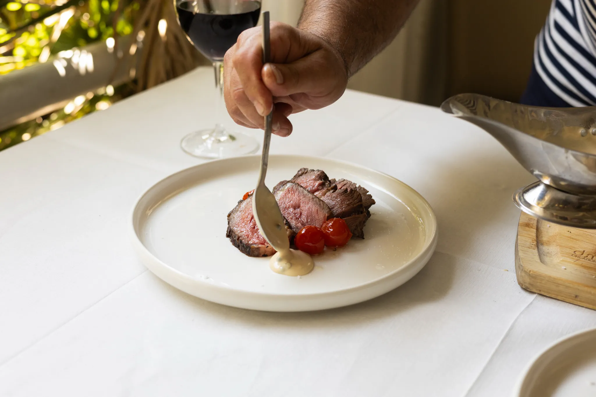 Service de la sauce sur les tranches de viande