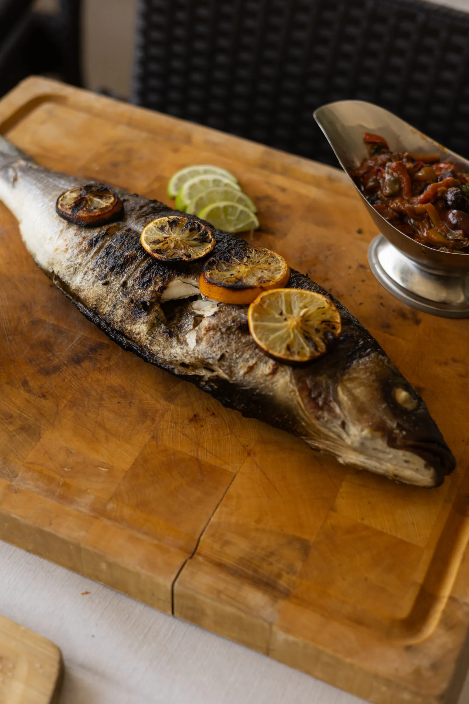 Poisson entier grillé, citrons brûlés et condiment