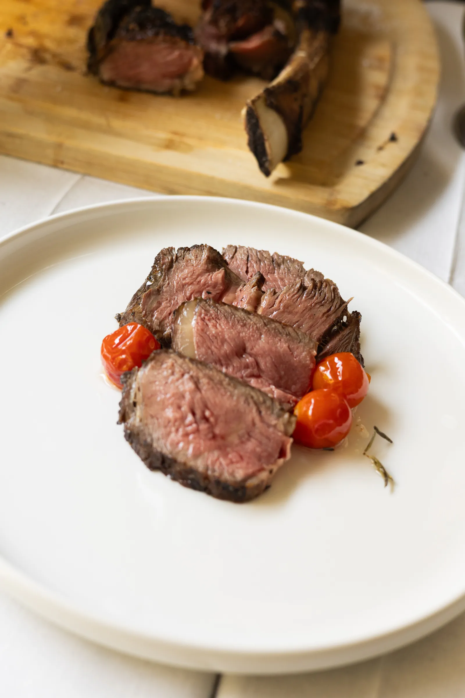 Tranches de côte de bœuf et tomates confites, servies à La Paillote