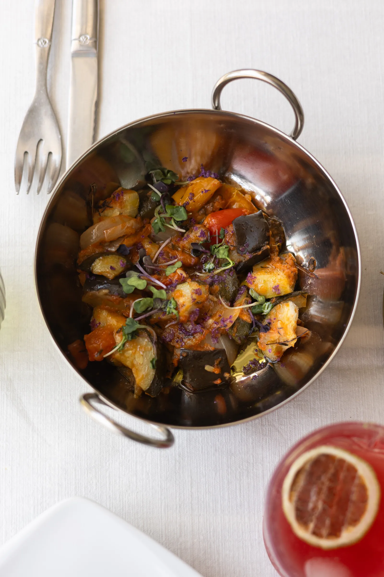 Légumes de saison mijotés, servis en plat cuivré