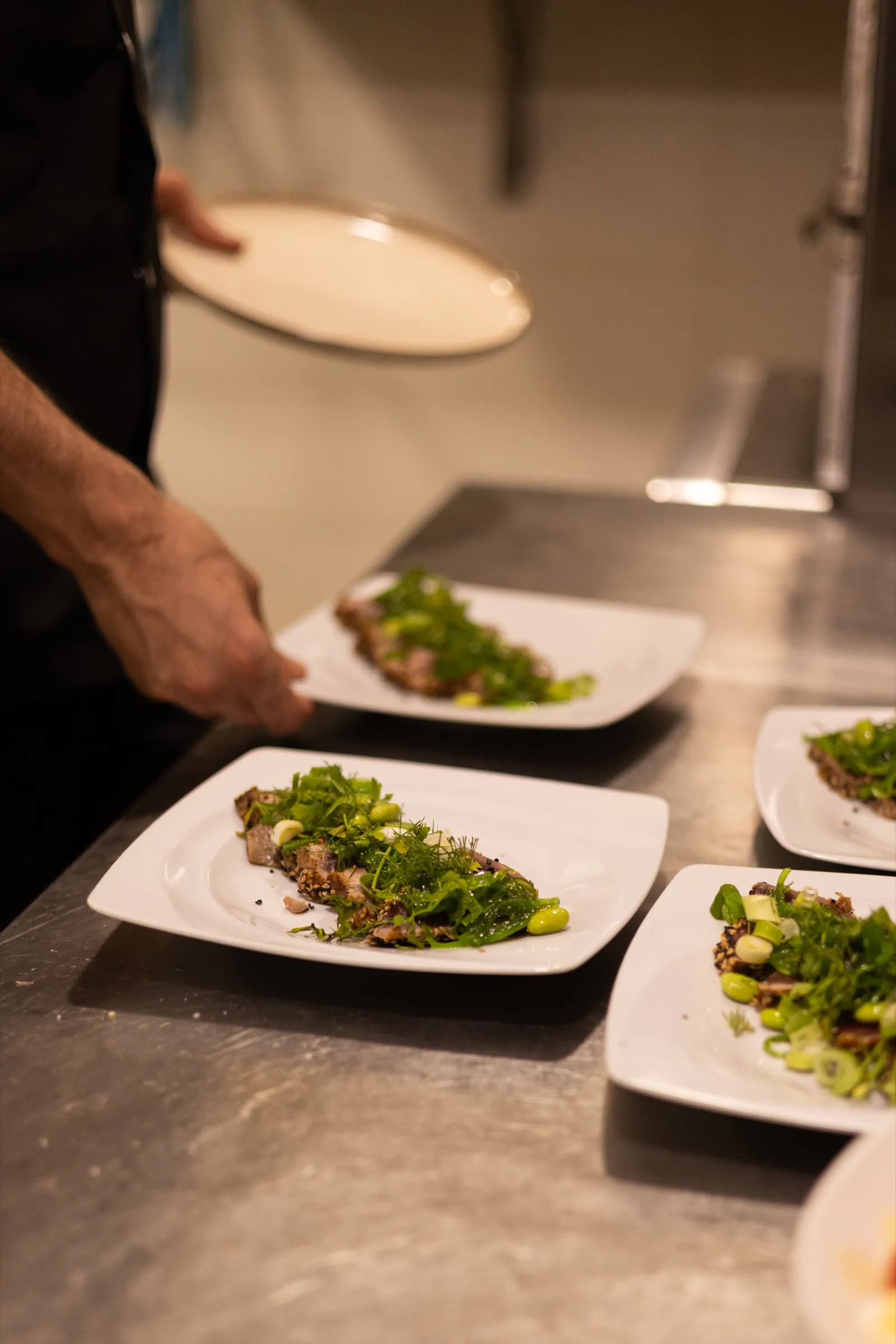 Dressage des assiettes en cuisine avant le service