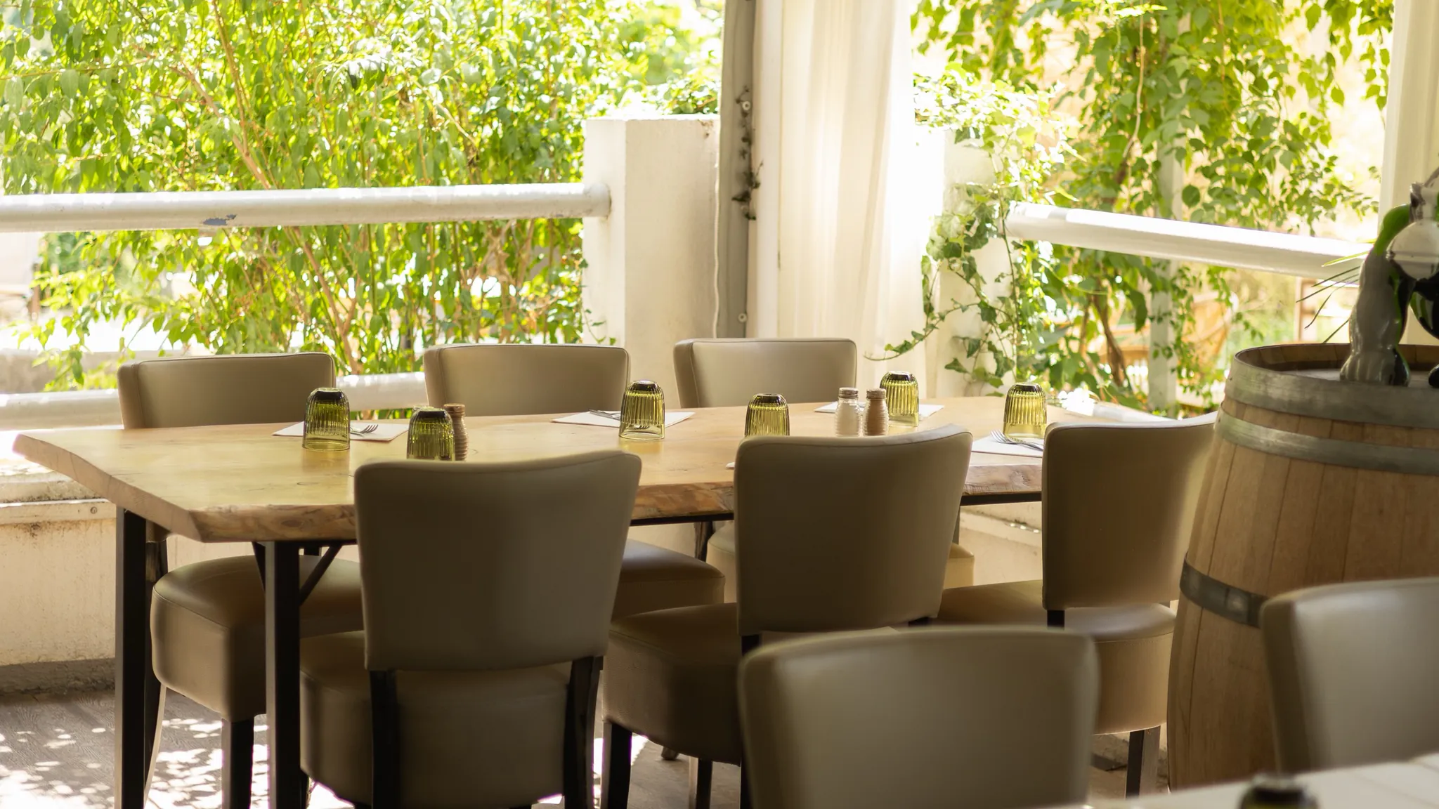 Terrasse ombragée de La Paillote, tables dressées