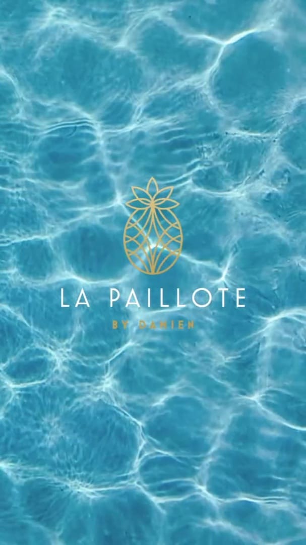 Logo doré de La Paillote by Damien et son ananas sur une eau turquoise, emblème du restaurant des Milles