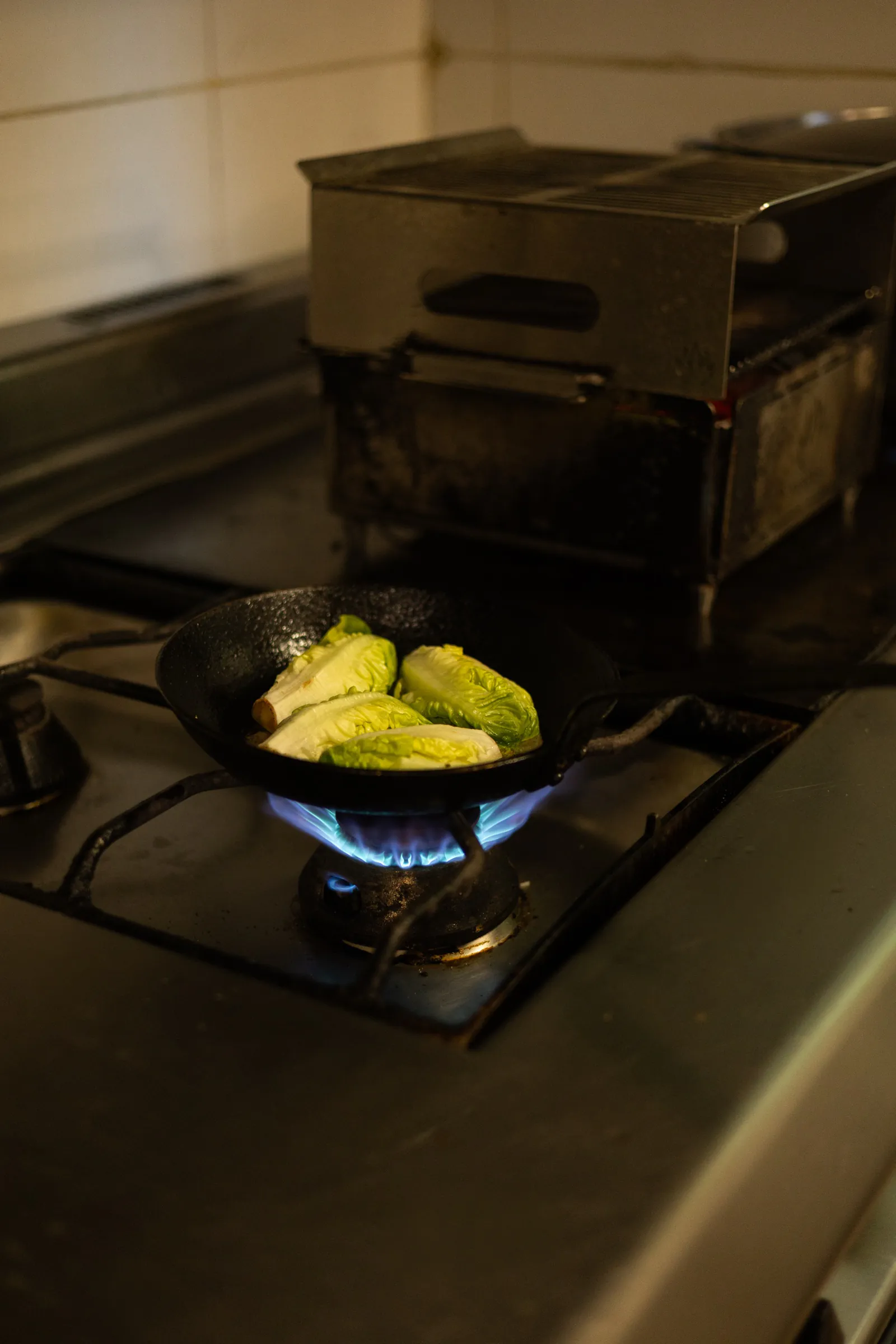 Cuisine maison : préparation à la poêle sur le feu