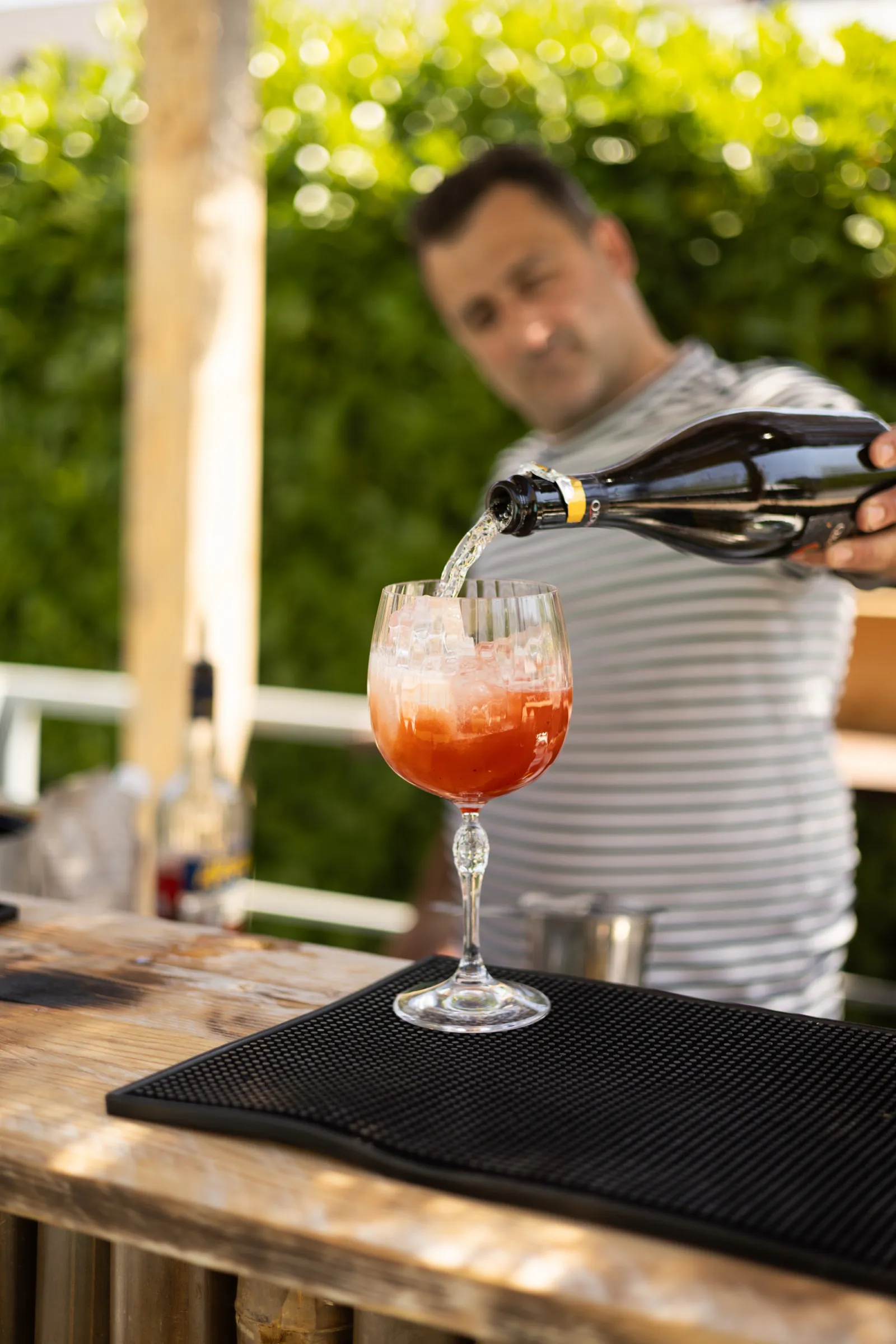 Prosecco versé sur un cocktail au bar du restaurant à Aix-en-Provence