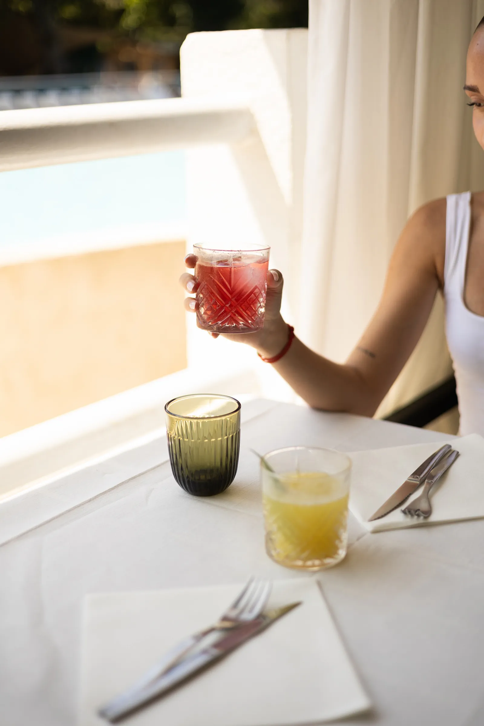 Cocktail levé devant la vue sur la piscine du restaurant