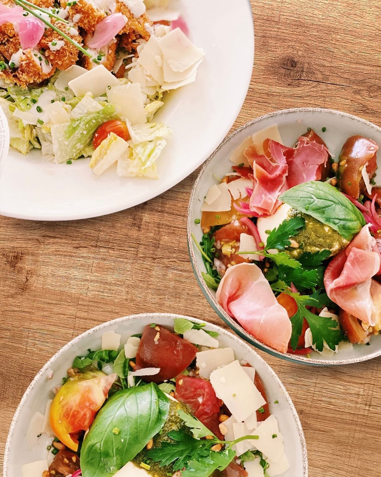 Assiettes de salades gastronomiques à partager pour un afterwork de groupe
