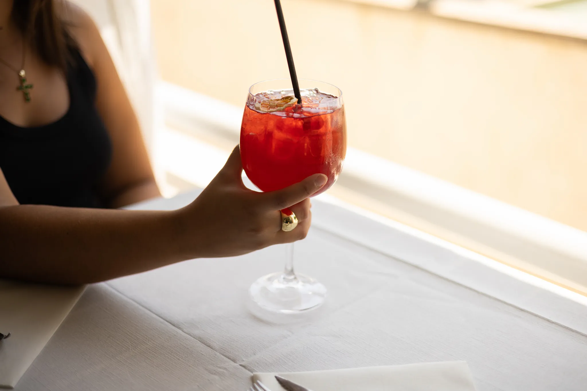 Apéritif en terrasse à Aix-en-Provence, cocktail à la main