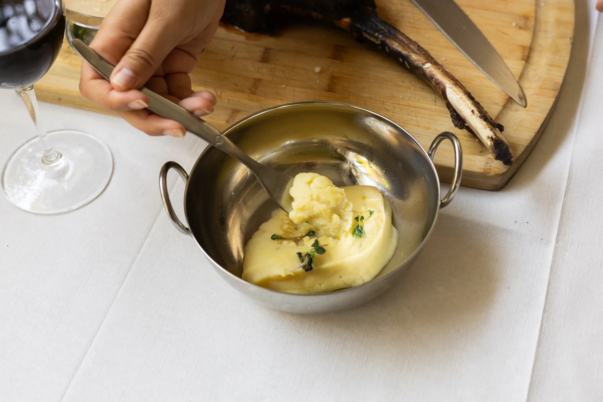 Purée maison et côte de bœuf en arrière-plan